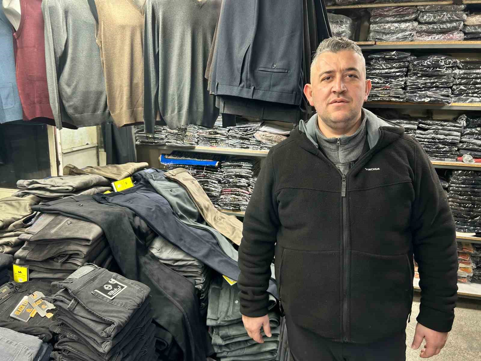 Kış aylarında ısınmak isteyen vatandaşlar &ccedil;&ouml;z&uuml;m&uuml; kadife pantolonda buluyor
