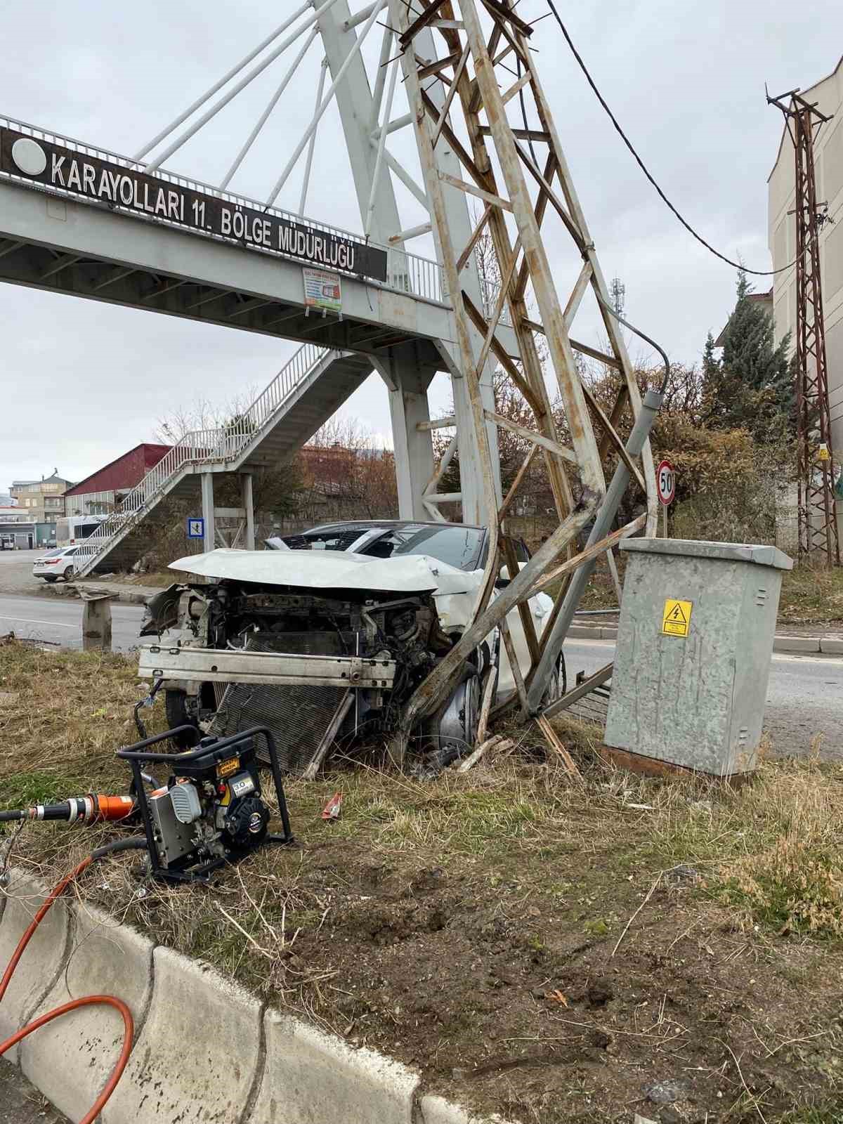 Tatvan&rsquo;da otomobil direğe &ccedil;arptı: 1 yaralı
