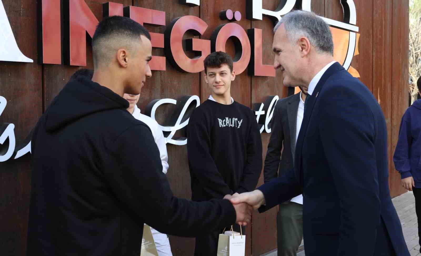 Başkan Taban paten futbolu dünya şampiyonlarını ağırladı
