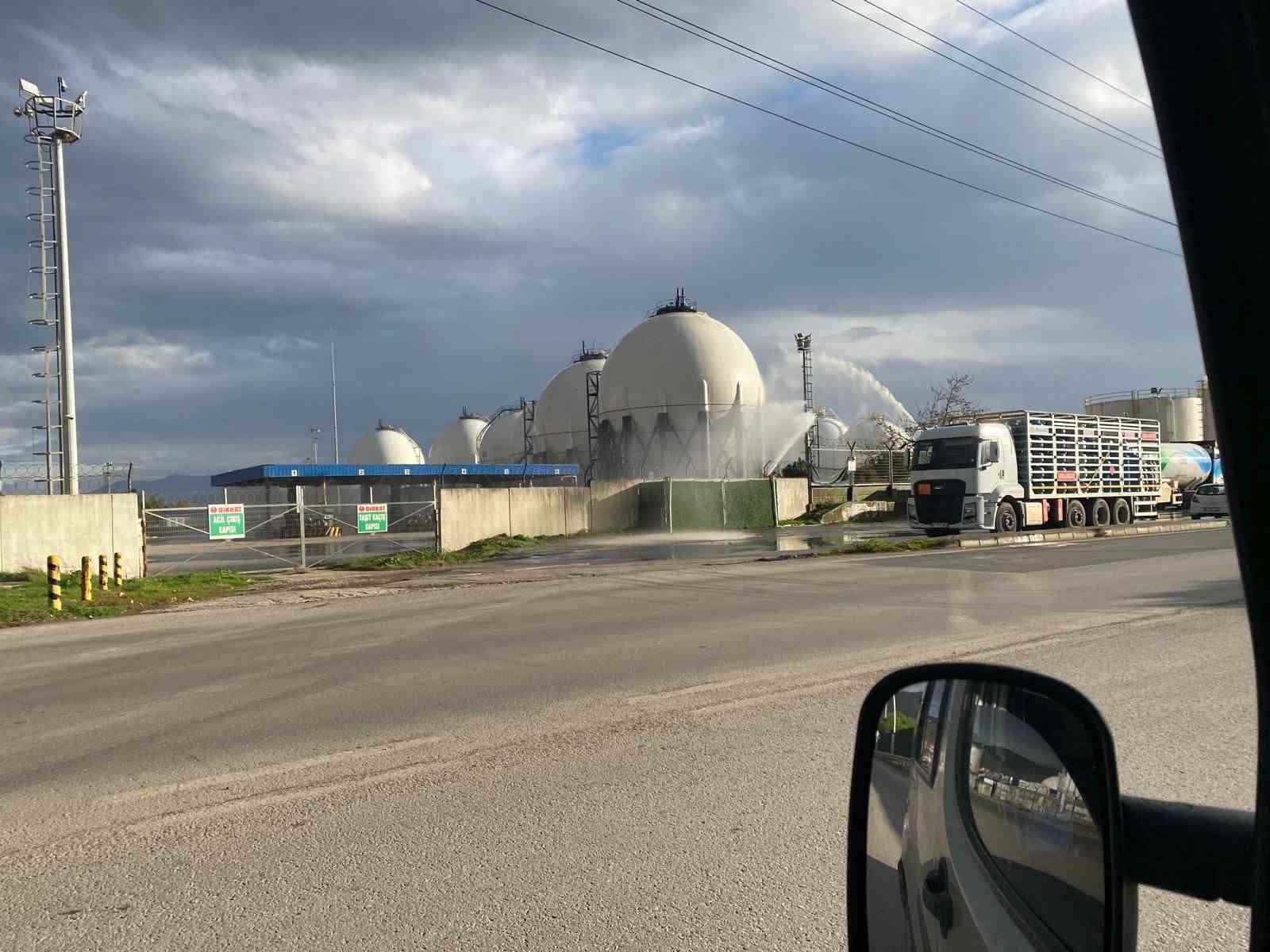 TÜPRAŞ’tan açıklama: "Bir ünitemizde bir alevlenme meydana gelmiş, ekiplerimiz hızlıca müdahale ederek kontrol altına almıştır"
