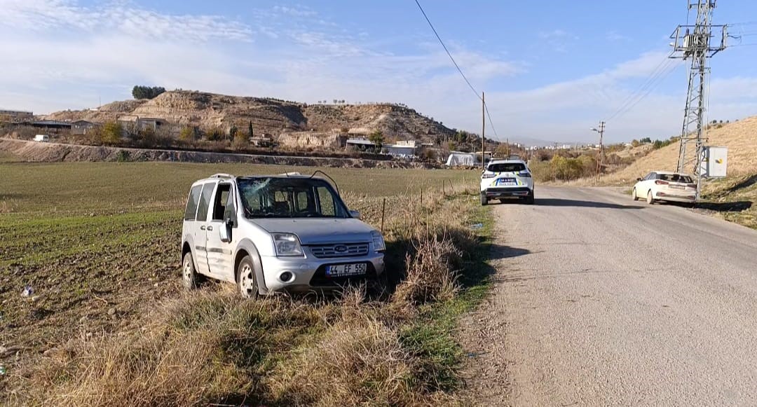 Hafif ticari araç şarampole yuvarlandı: 1 yaralı