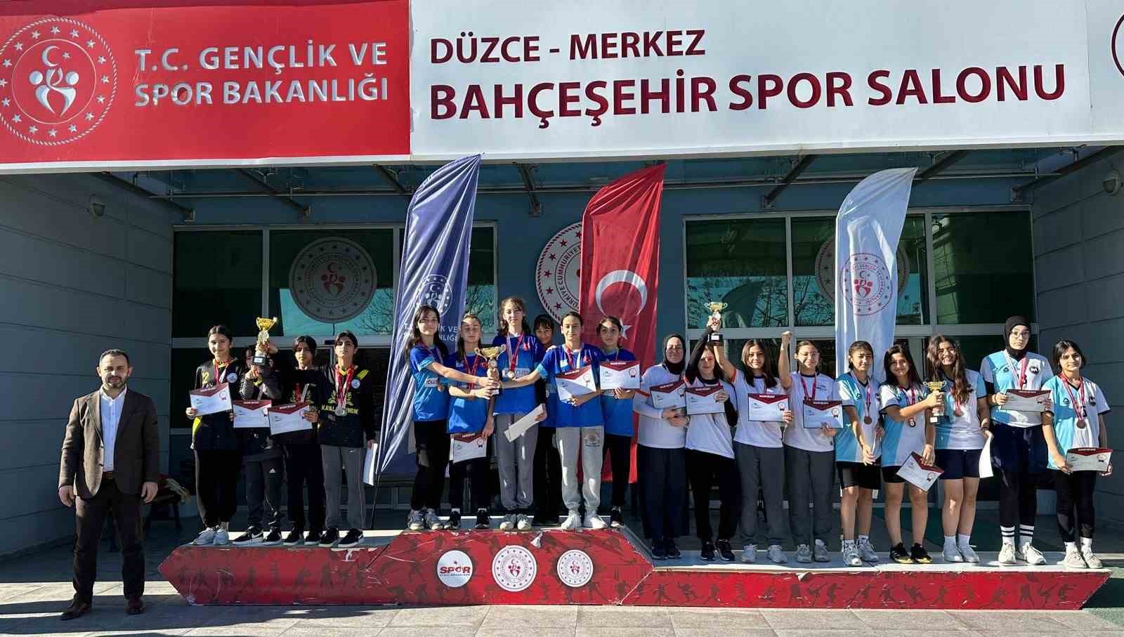 64 sporcu dereceye girmek için yarıştı
