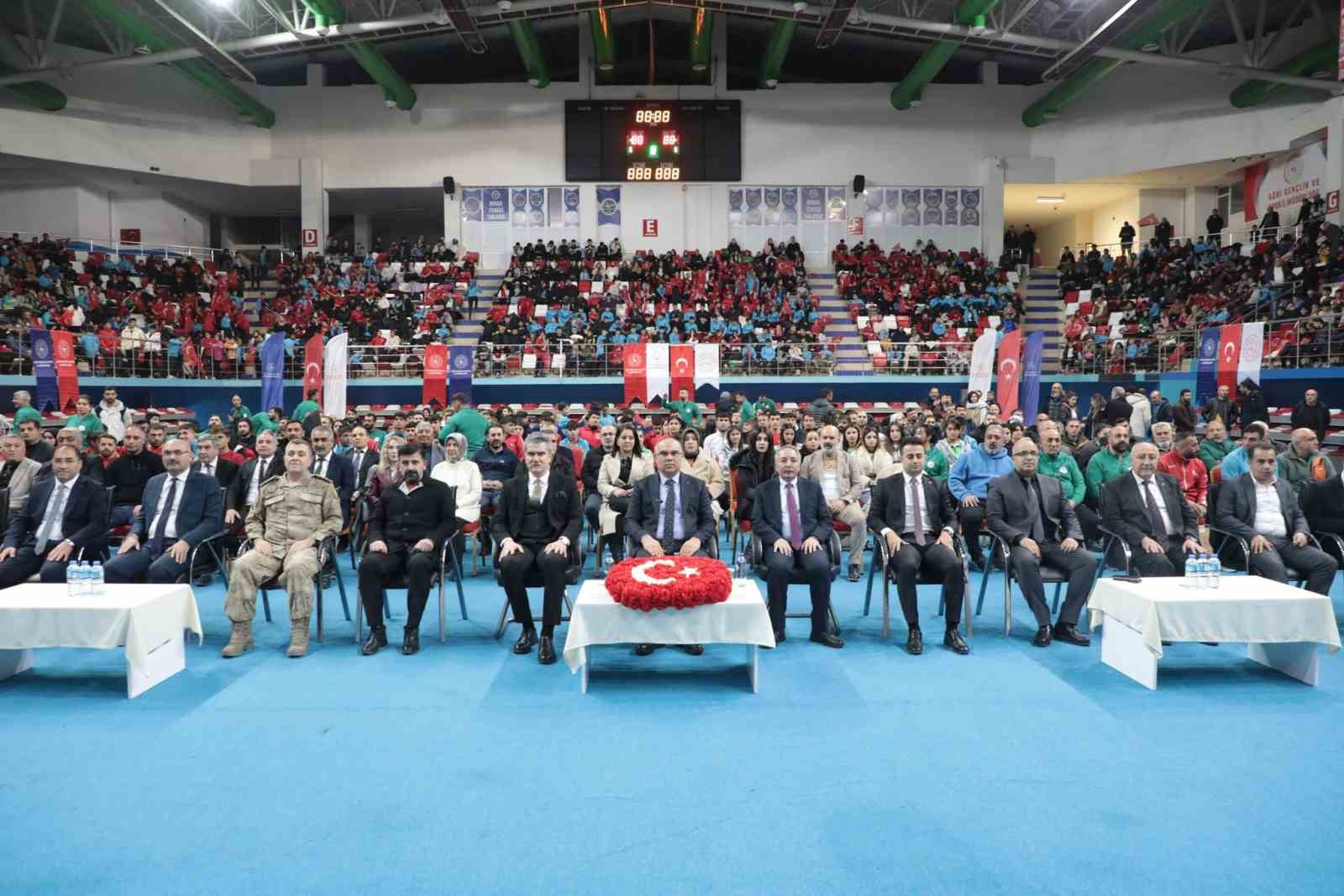 Ağrı’da 5 bin sporcuya malzeme desteği
