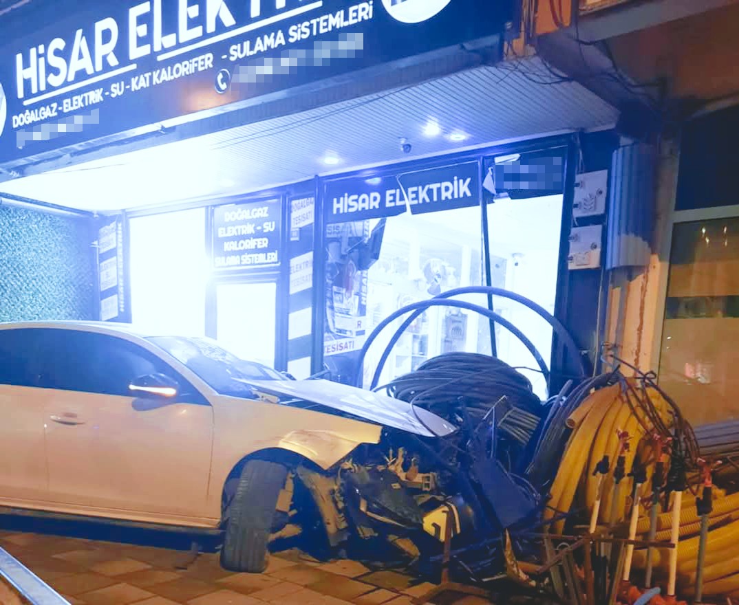 Kontrolden çıkan otomobil iş yerine daldı