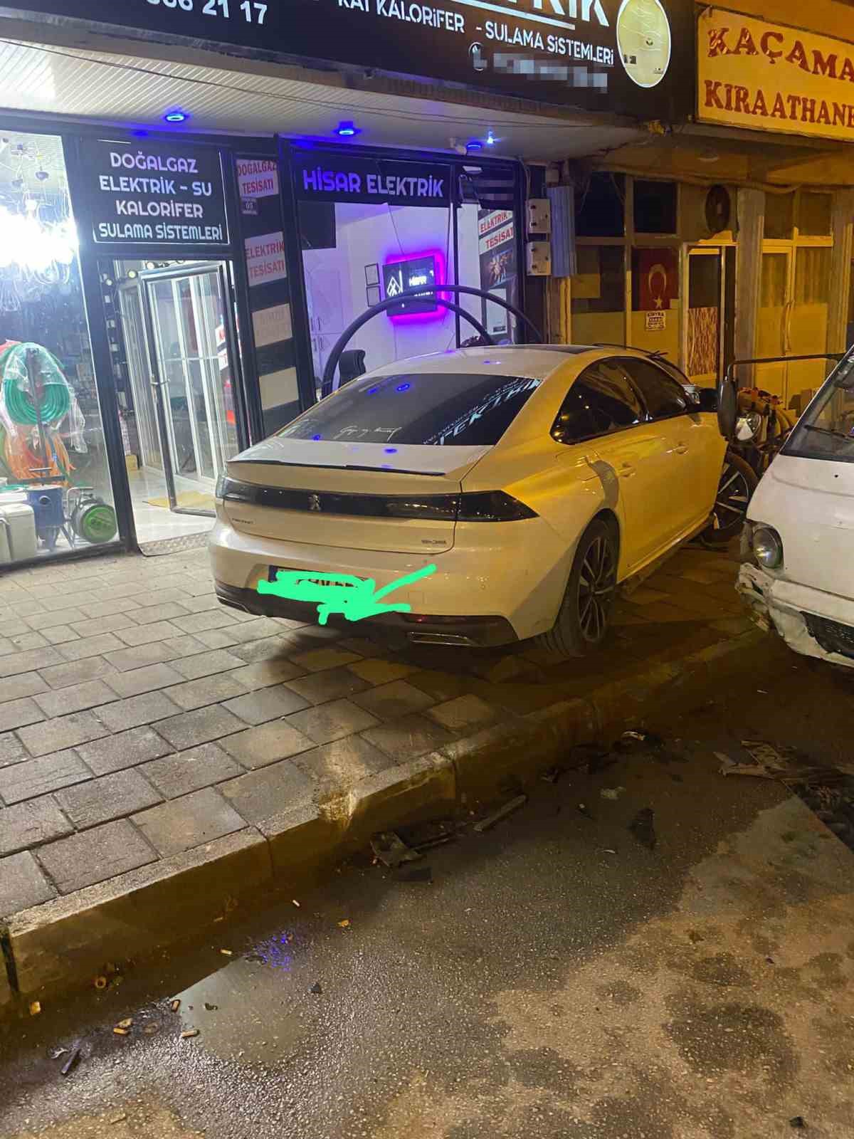 Kontrolden çıkan otomobil iş yerine daldı