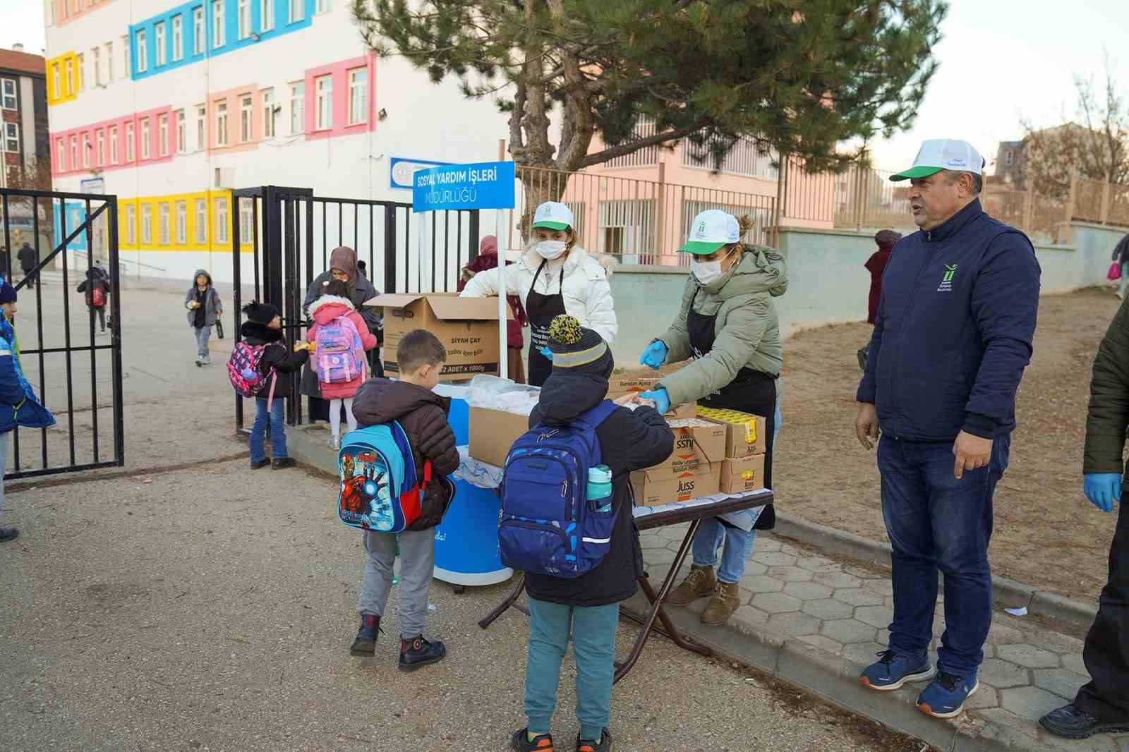 Tepebaşı’ndan çocuklara gıda desteği sürüyor