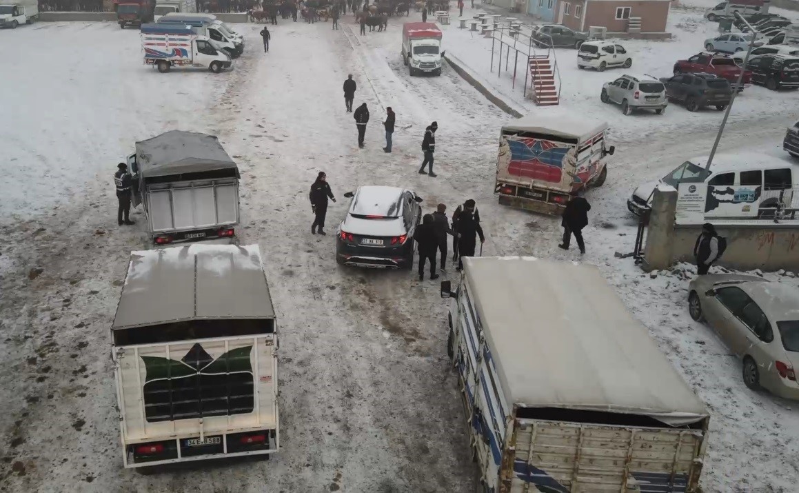 Kars Hayvan Pazarı&rsquo;nda polis 16 ayrı noktada denetim yaptı
