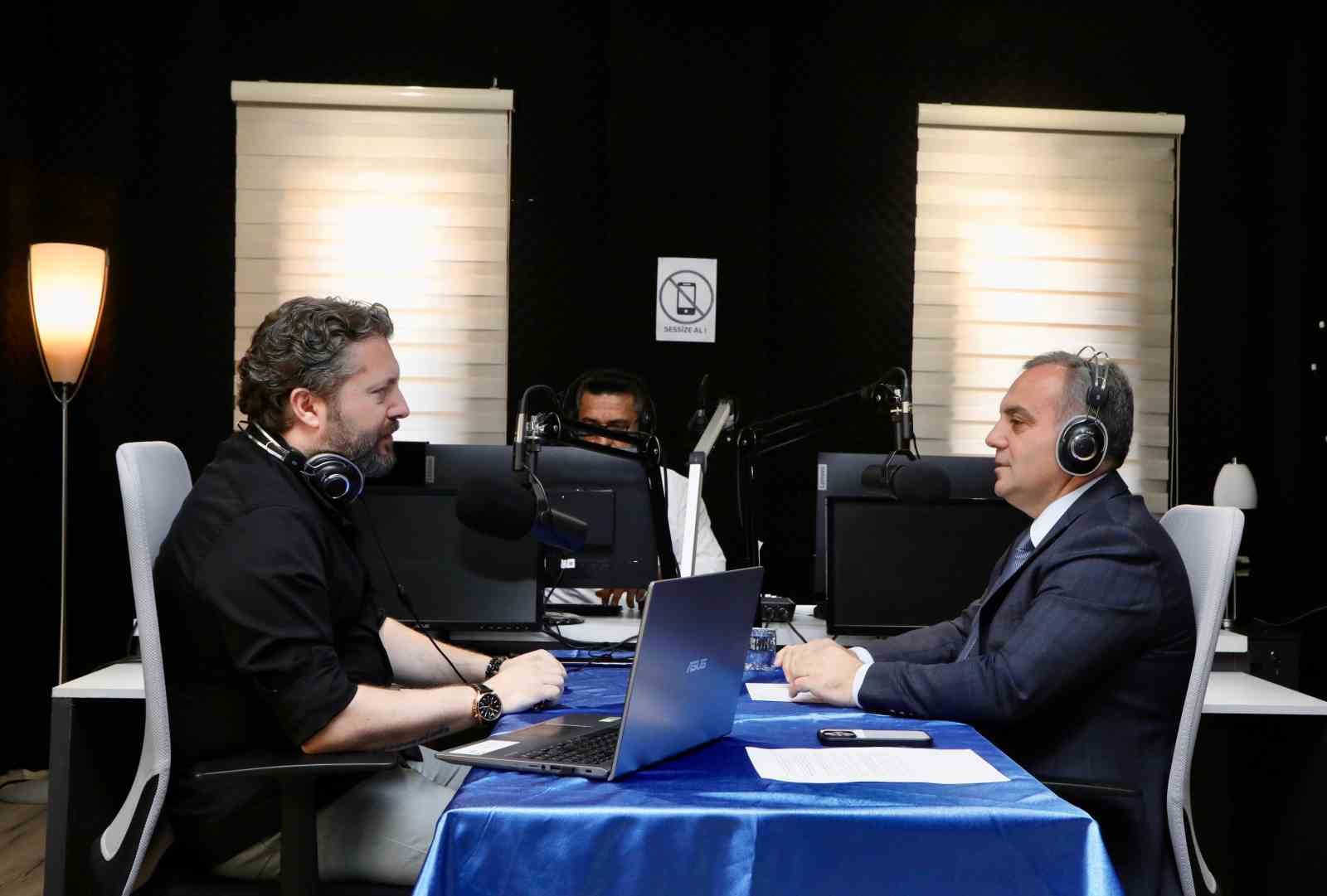 Rekt&ouml;r Prof. Dr. Altun, &Uuml;niversite FM&rsquo;e canlı yayın konuğu oldu
