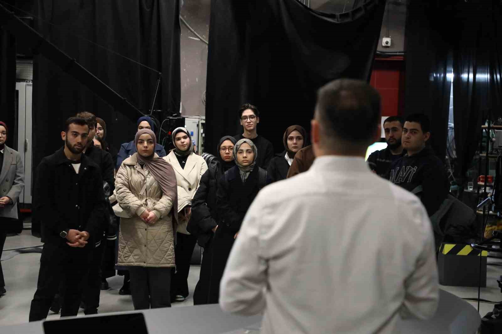 İletişimci gen&ccedil;ler sekt&ouml;r&uuml; yakından tanıdı
