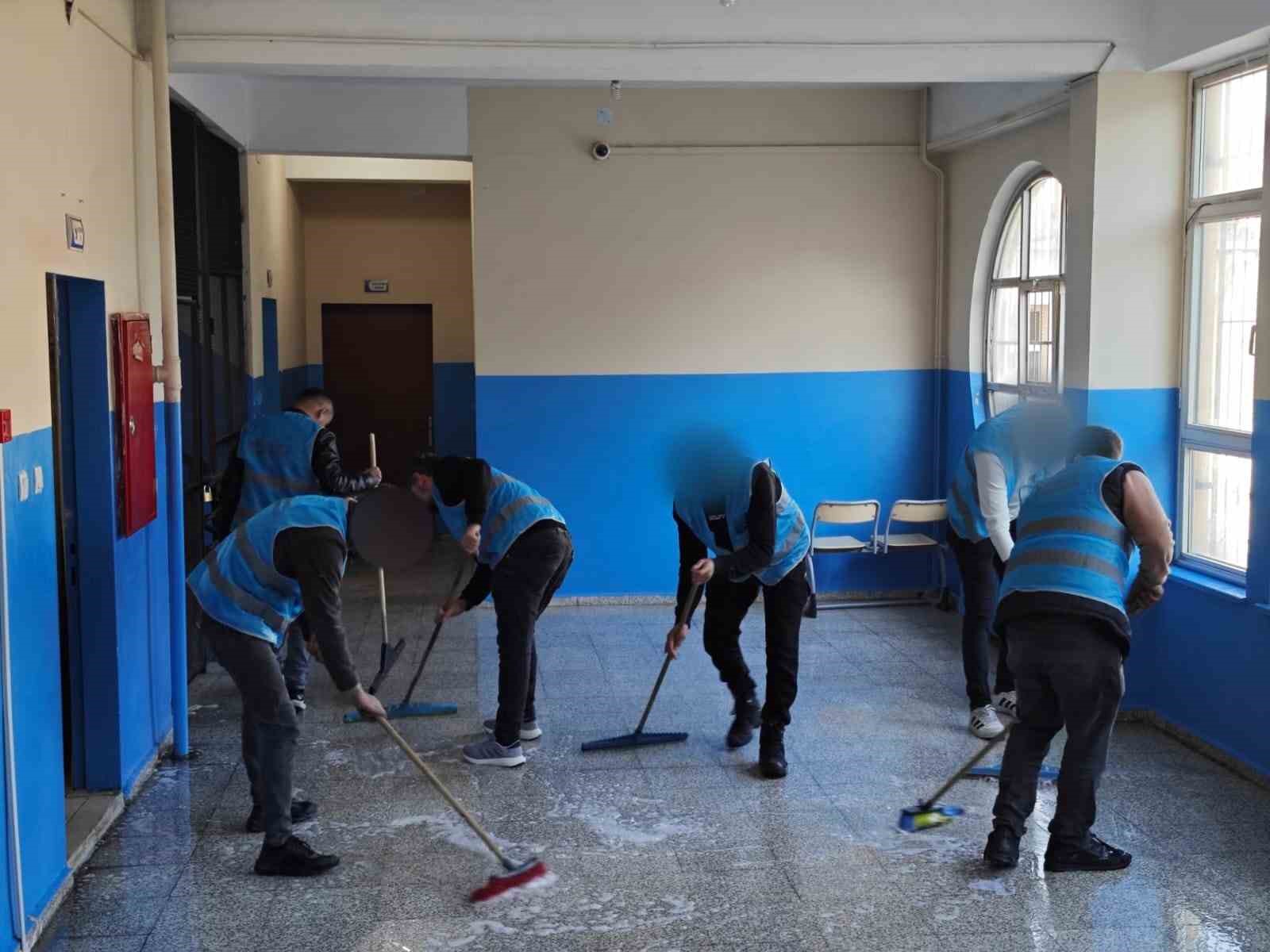 Cizre&rsquo;de denetimli serbestlik y&uuml;k&uuml;ml&uuml;leri okulları temizledi

