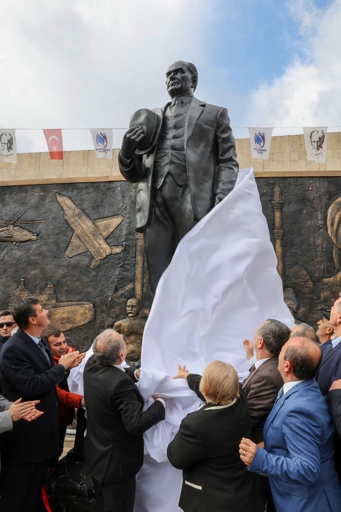 Yunusemre 100. Yıl Meydanı Atat&uuml;rk heykeliyle ta&ccedil;landı

