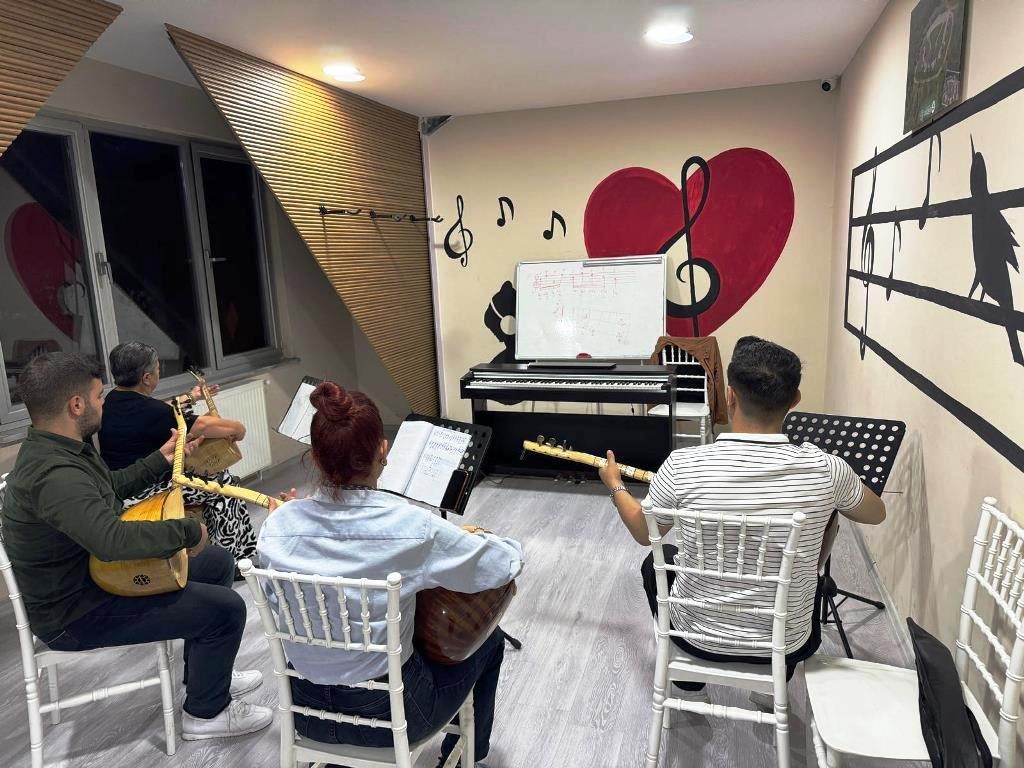 Ses ve enstr&uuml;man eğitimi ile gen&ccedil;lerin sanatsal gelişimi sağlanıyor
