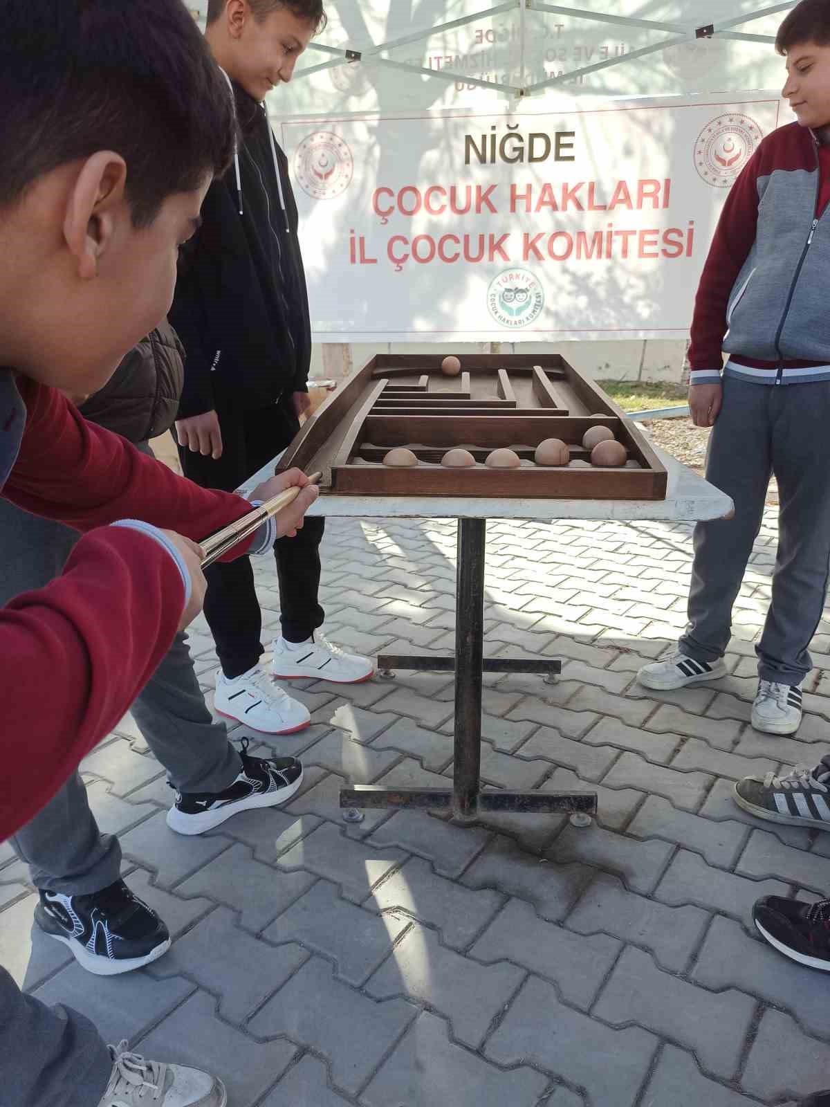 Çocuklar geleneksel sokak oyunları ile eğlendi
