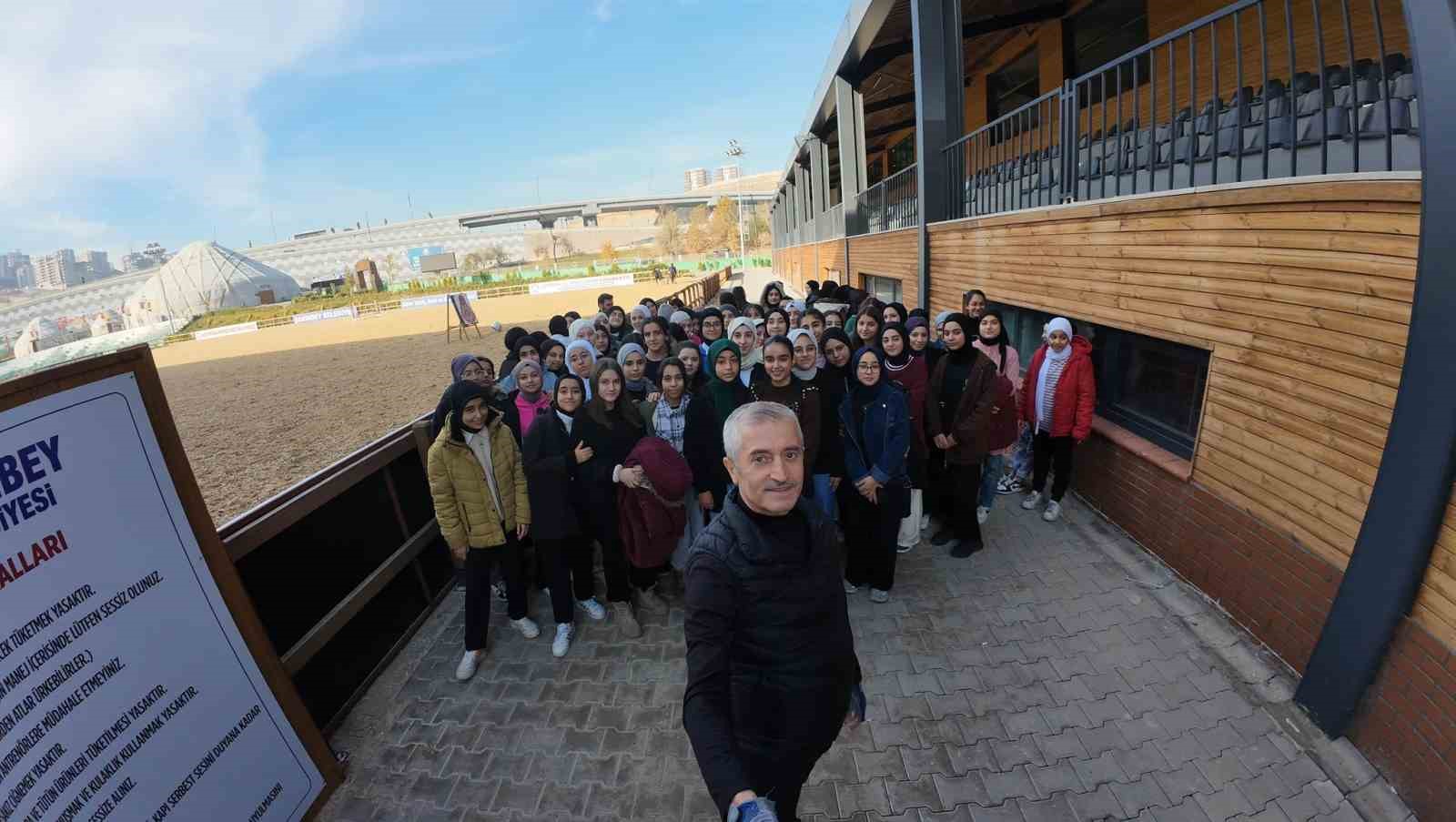 Tahmazoğlu, Şahinbey Geleneksel Spor Merkezi’nde gençlerle buluştu
