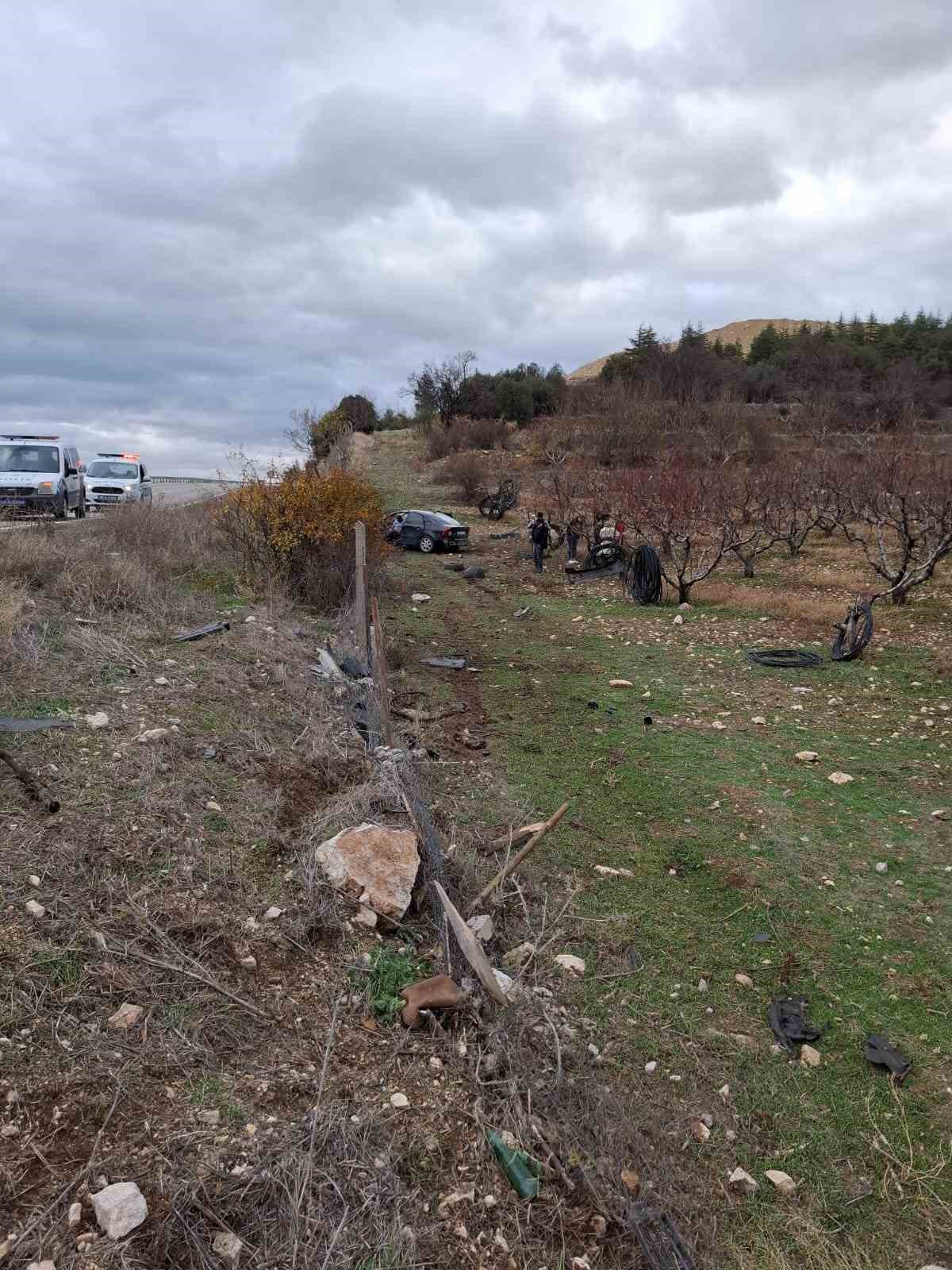 Isparta’da ehliyetsiz sürücünün kullandığı araç bahçeye uçtu: 1 yaralı