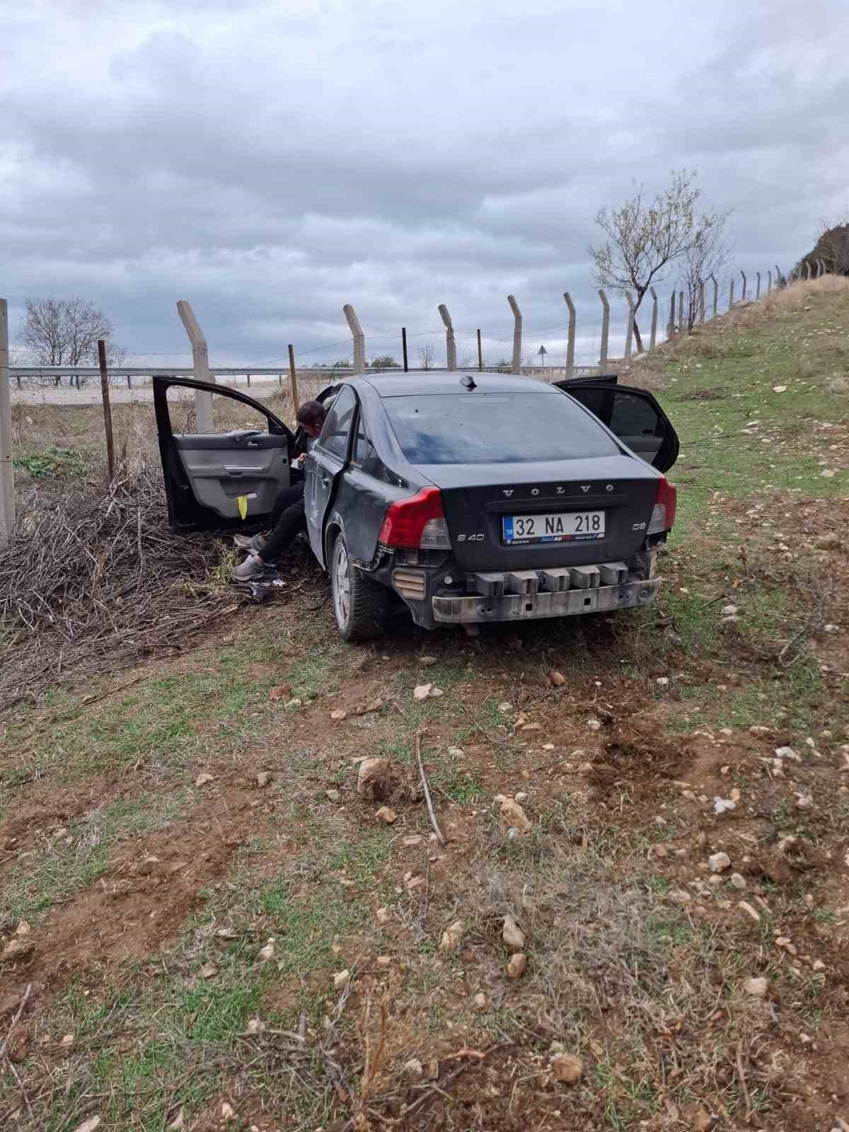 Isparta’da ehliyetsiz sürücünün kullandığı araç bahçeye uçtu: 1 yaralı
