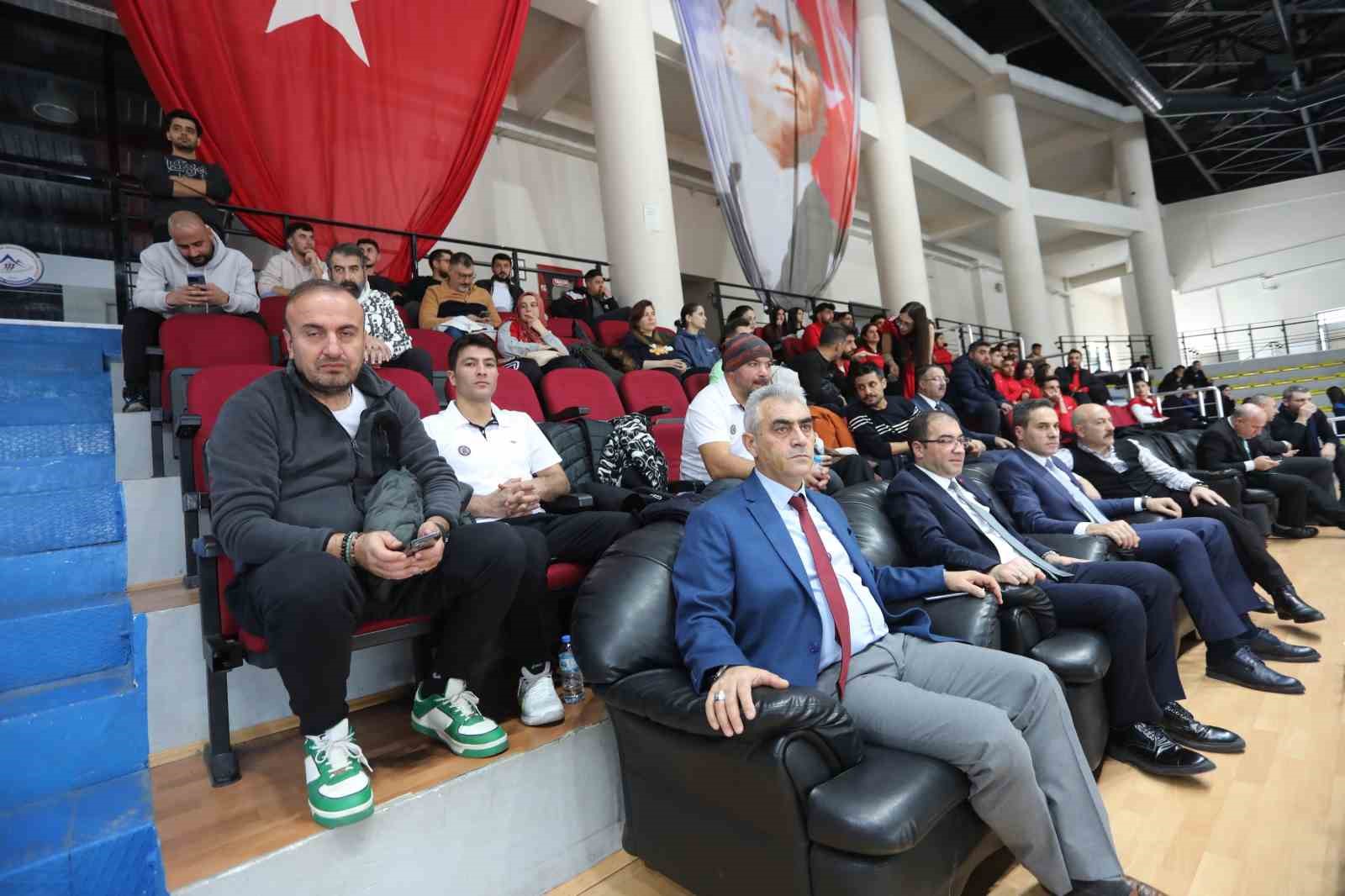 ÜNİLİG voleybol bölgesel lig müsabakaları başladı
