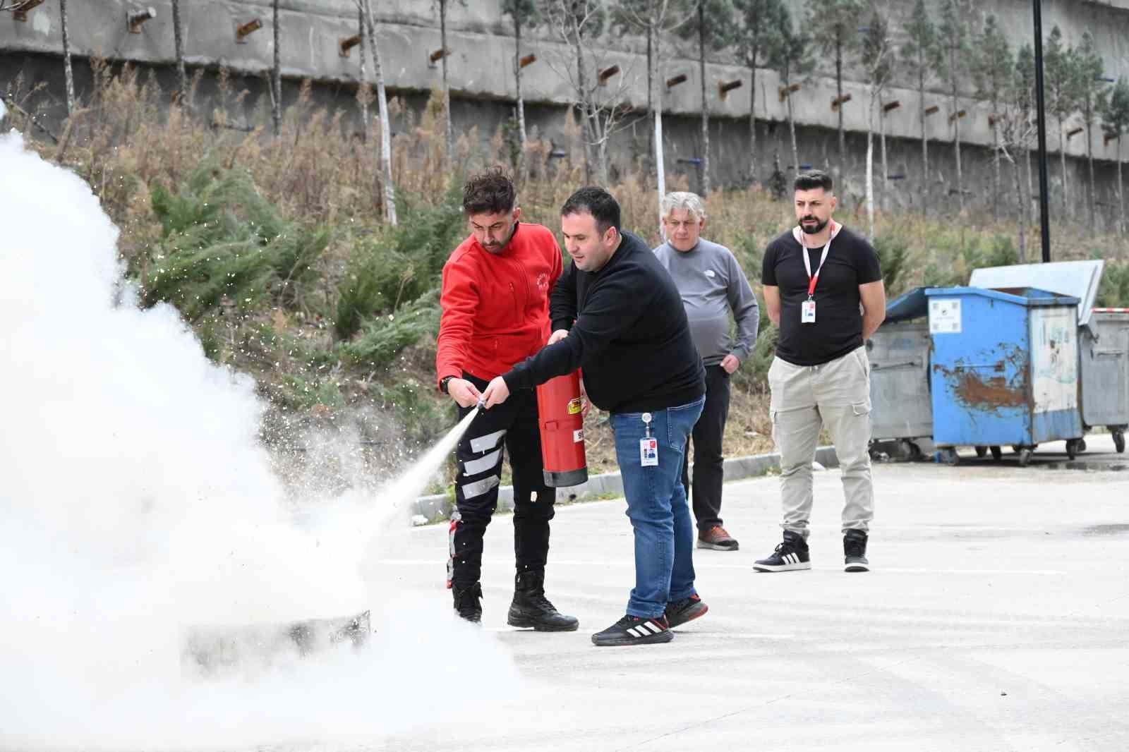 Bozüyük Belediyesi İtfaiyesi’nden hastane personeline yangın eğitimi
