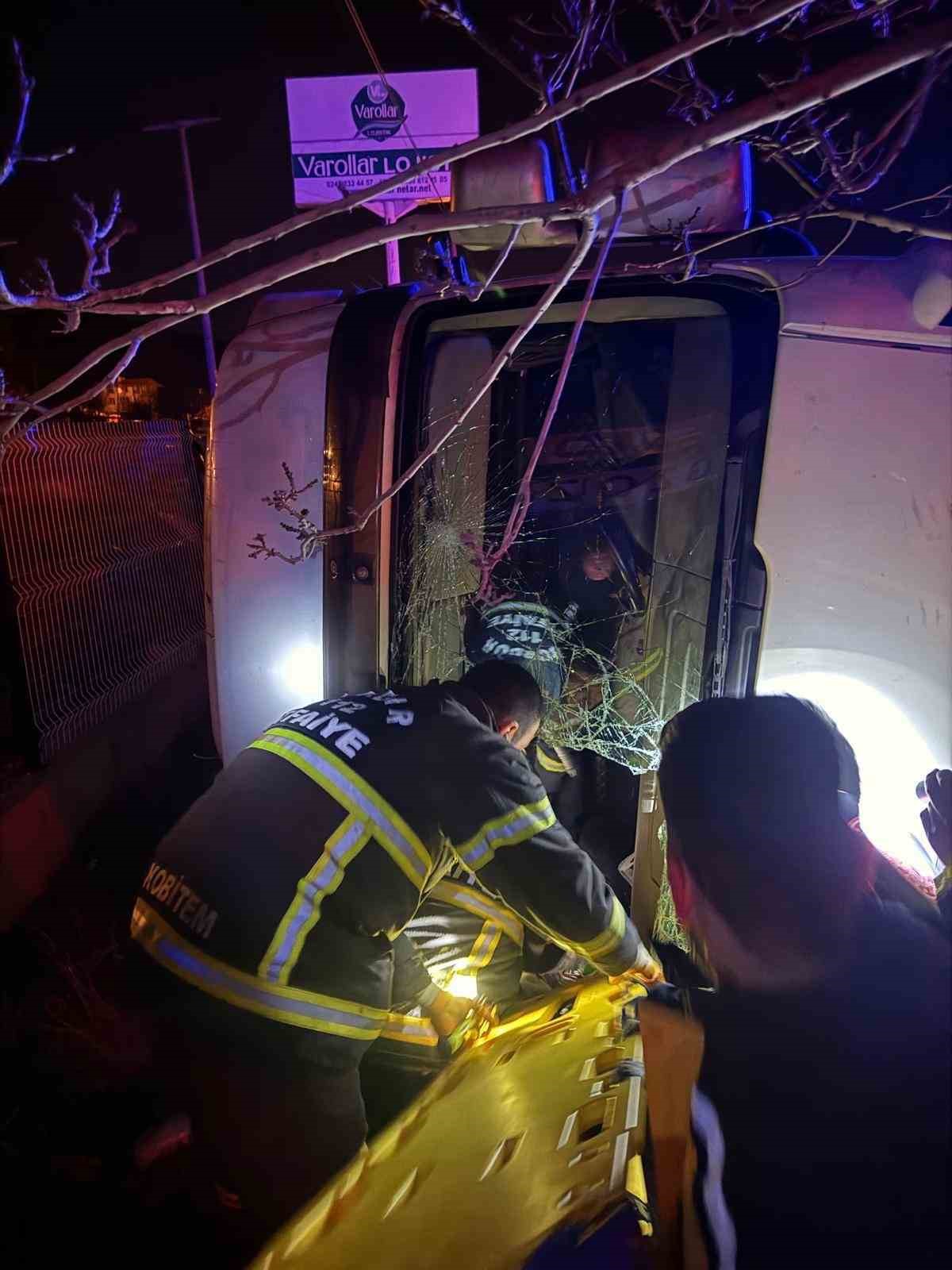 Burdur-Antalya karayolunda devrilen tırda sıkışan s&uuml;r&uuml;c&uuml; yaralandı
