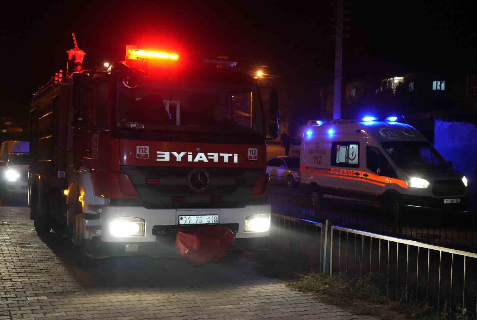 Alkoll&uuml; şahıs evini ateşe vermek istedi, vatandaşlar &ouml;nledi
