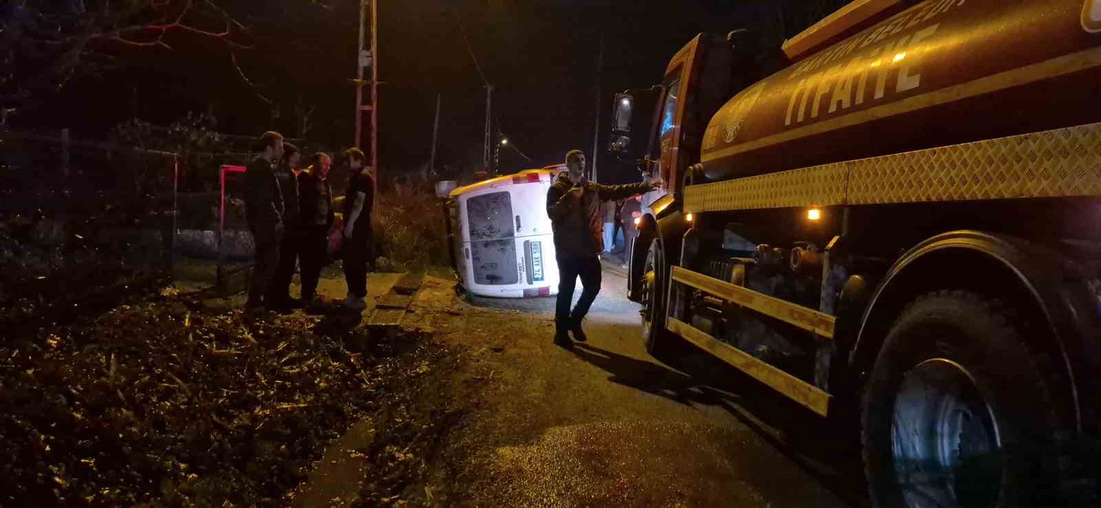 Devrilen ara&ccedil;ta bulunan 5 gen&ccedil; yara almadan kurtuldu
