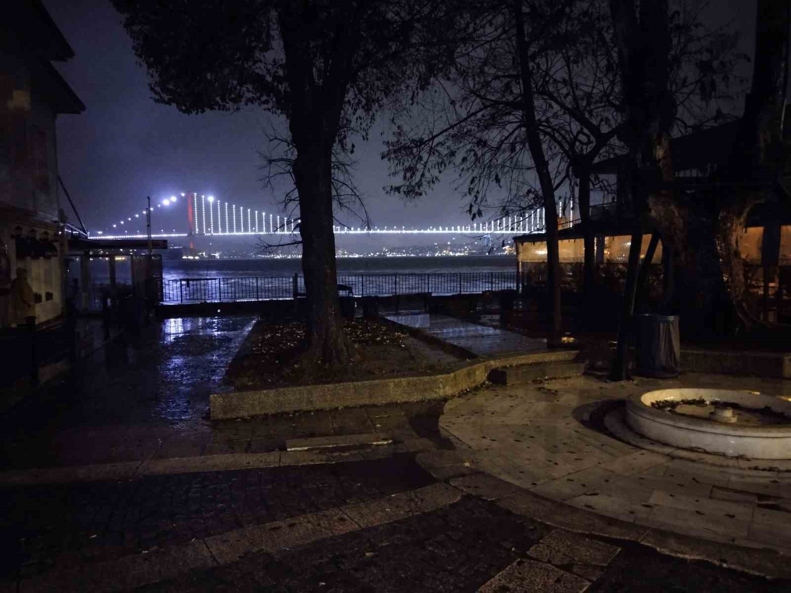 İstanbul’da sağanak yağış gece saatlerinde de etkisini sürdürüyor
