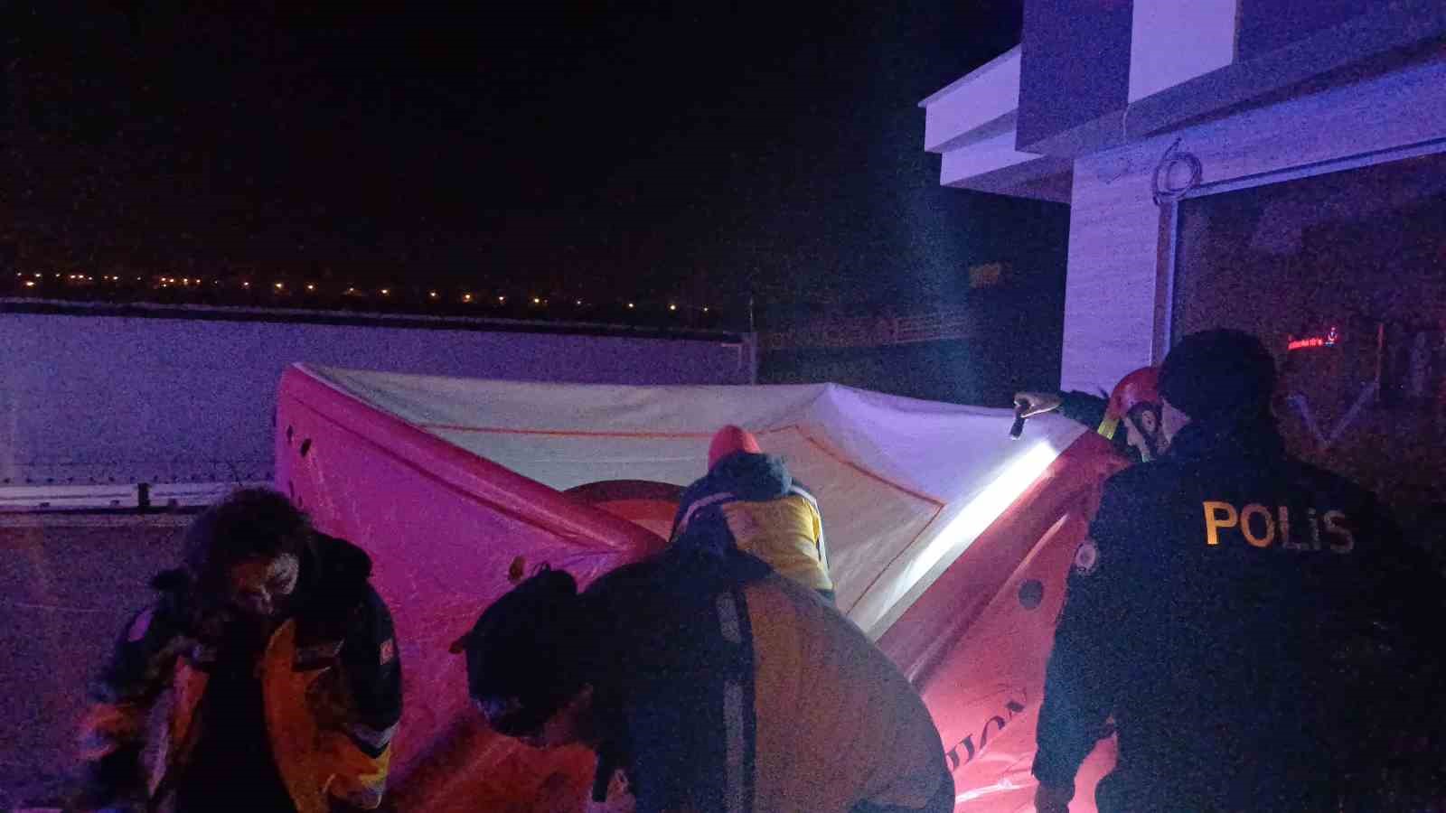 Binanın 4&rsquo;&uuml;nc&uuml; katından atlayan şahıs hava yastığı sayesinde kurtuldu
