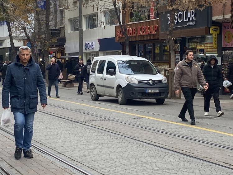 Trafiğe kapalı caddede seyrediyor, otopark gibi kullanıyorlar