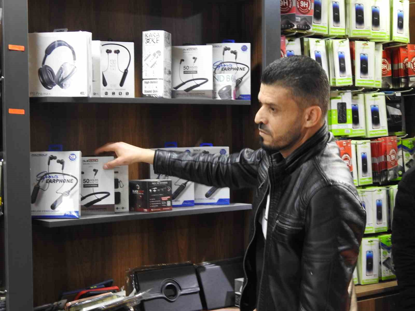 Suriyeli esnaf d&ouml;n&uuml;ş i&ccedil;in kepenkleri indirmeye hazırlanıyor
