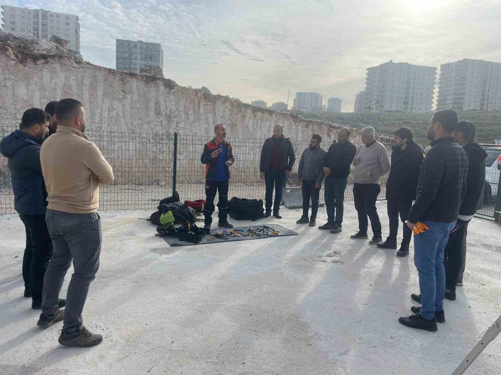 Mardin B&uuml;y&uuml;kşehir Belediyesi personeline afet m&uuml;dahale eğitimi verildi
