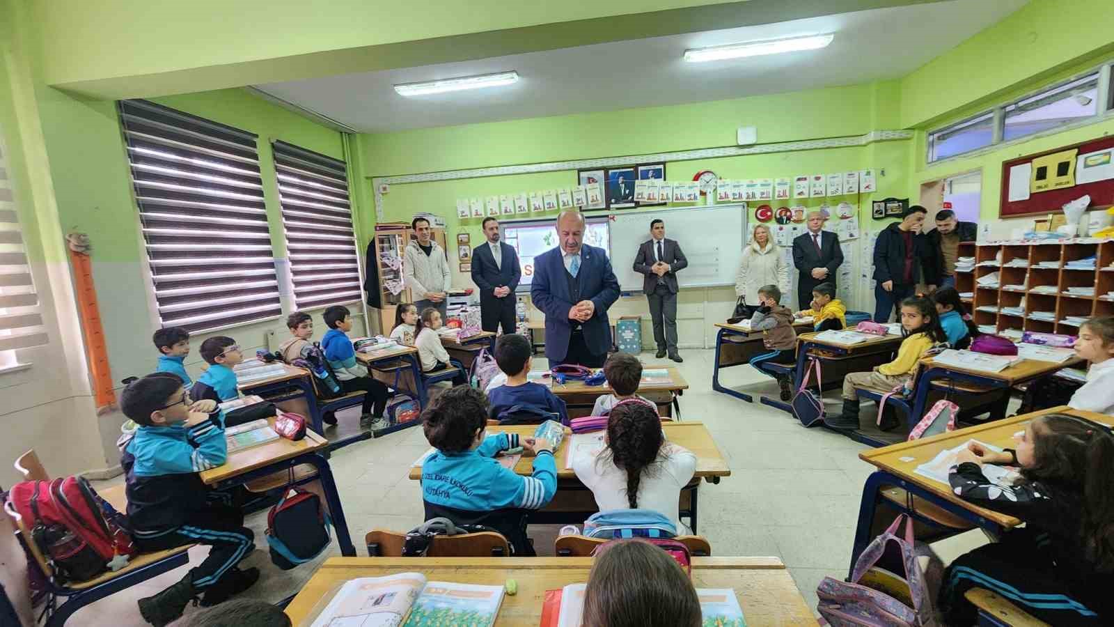 Müdür Başyiğit: "Günlük hayatınızda en az 20 dakika kitap okumaya zaman ayırın"