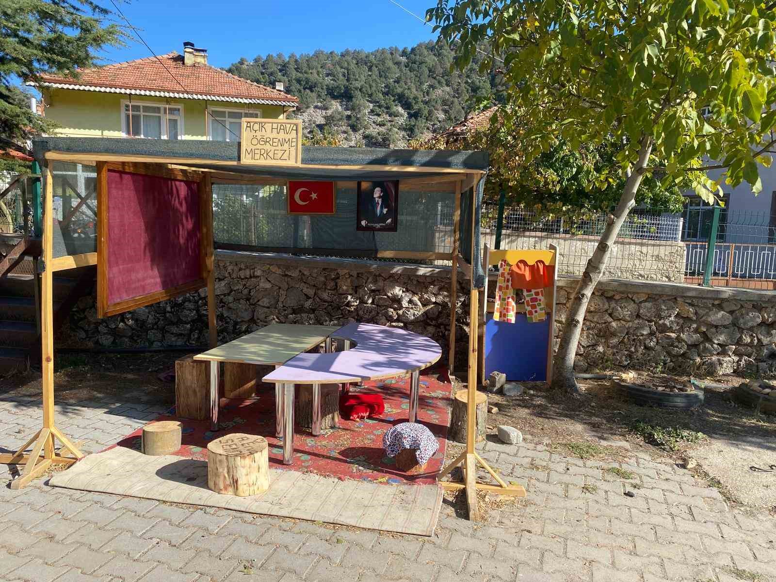 Eğirdir&rsquo;de a&ccedil;ık hava sınıfıyla doğa, eğitimle buluşuyor
