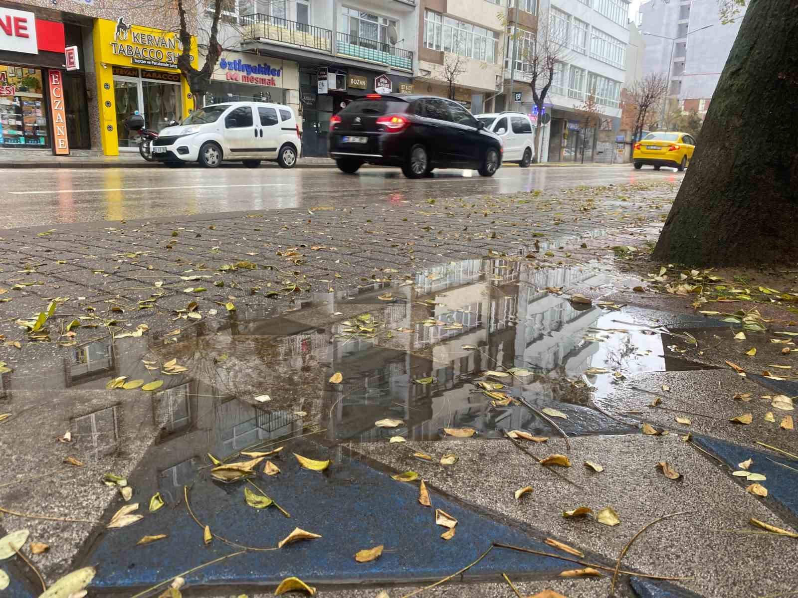 Eskişehir güne yağmurlu başladı
