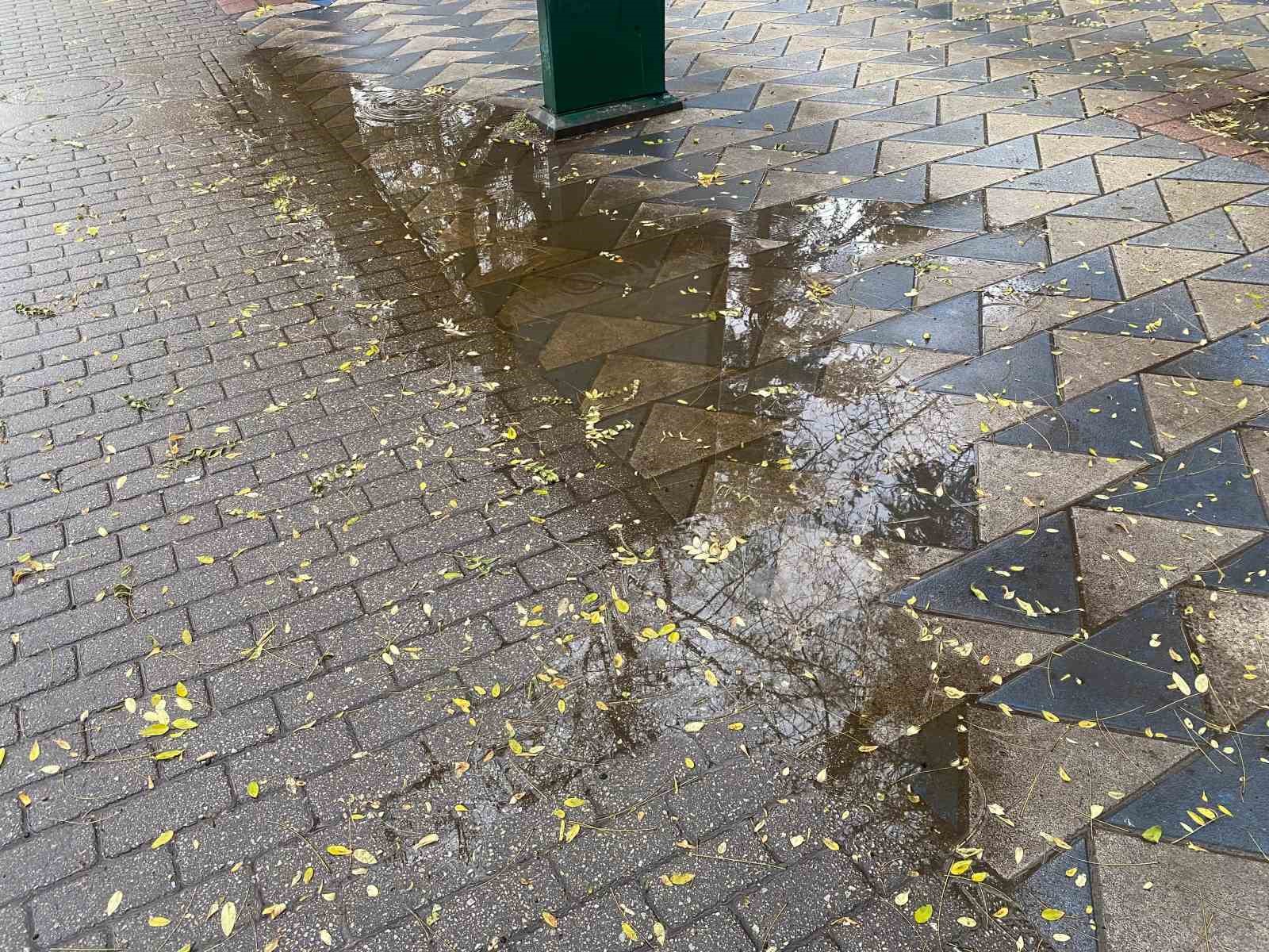 Eskişehir g&uuml;ne yağmurlu başladı
