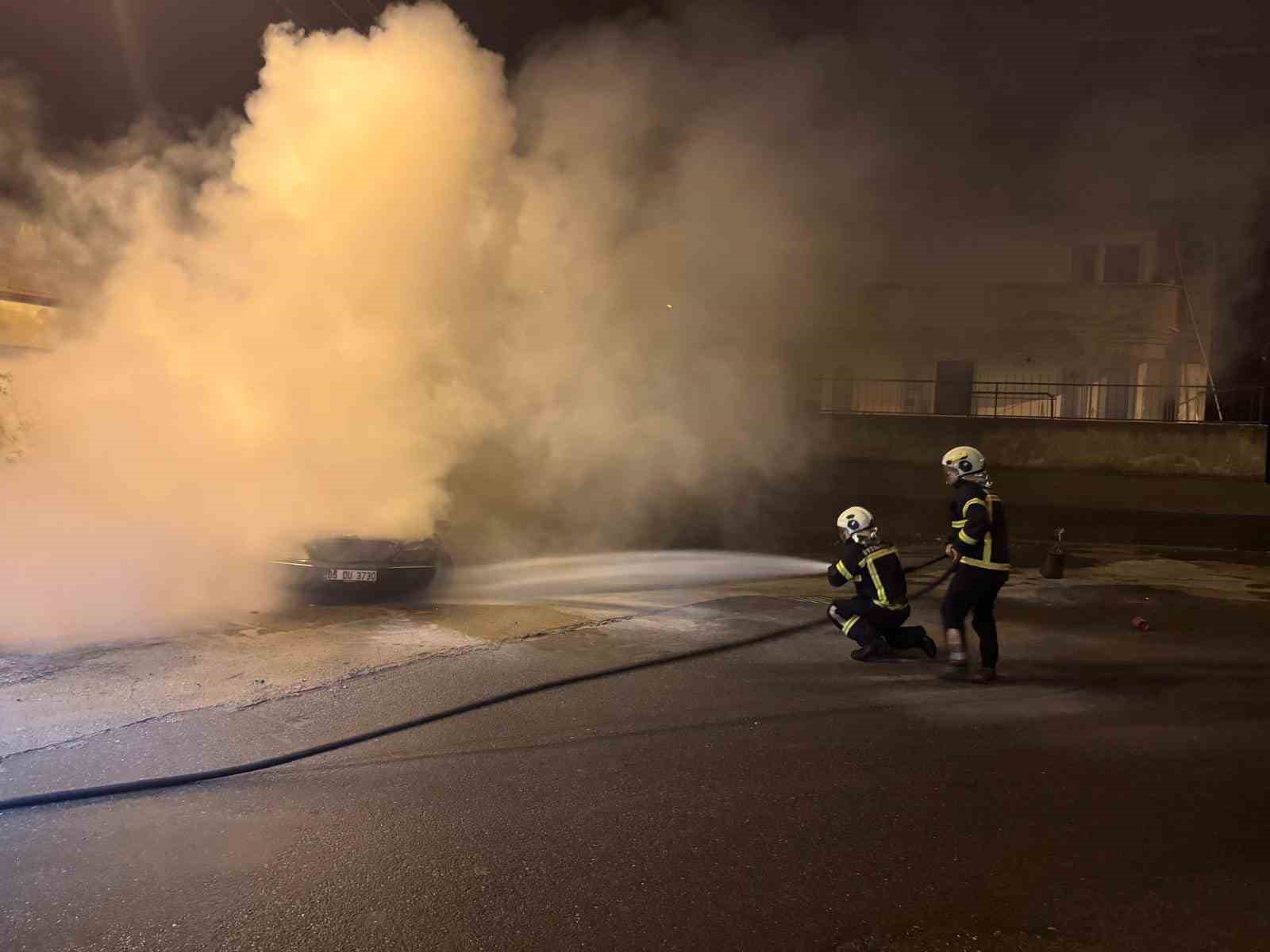 Park halindeki otomobil yanarak kullanılamaz hale geldi