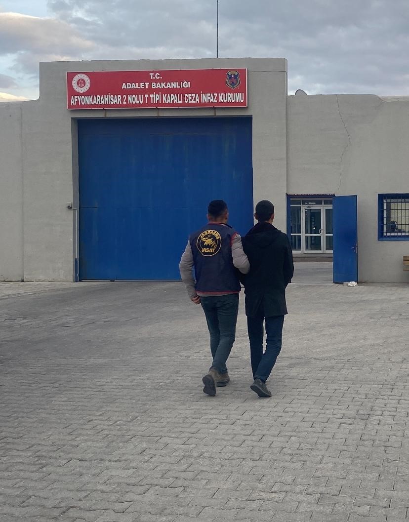 Hapis cezalarıyla aranan şahısları jandarma yakaladı