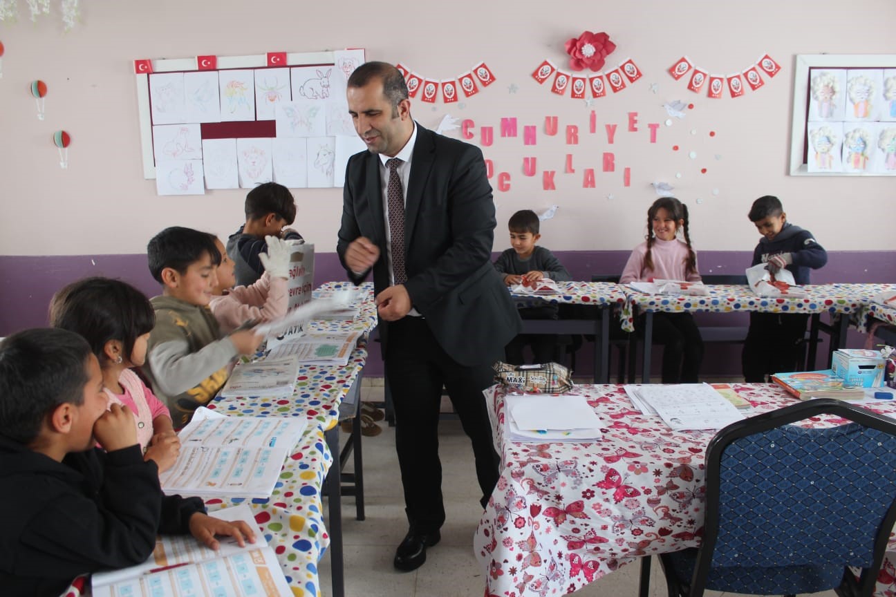 M&uuml;d&uuml;r Tun&ccedil;el: &ldquo;Bol kitap okuyun&rdquo;
