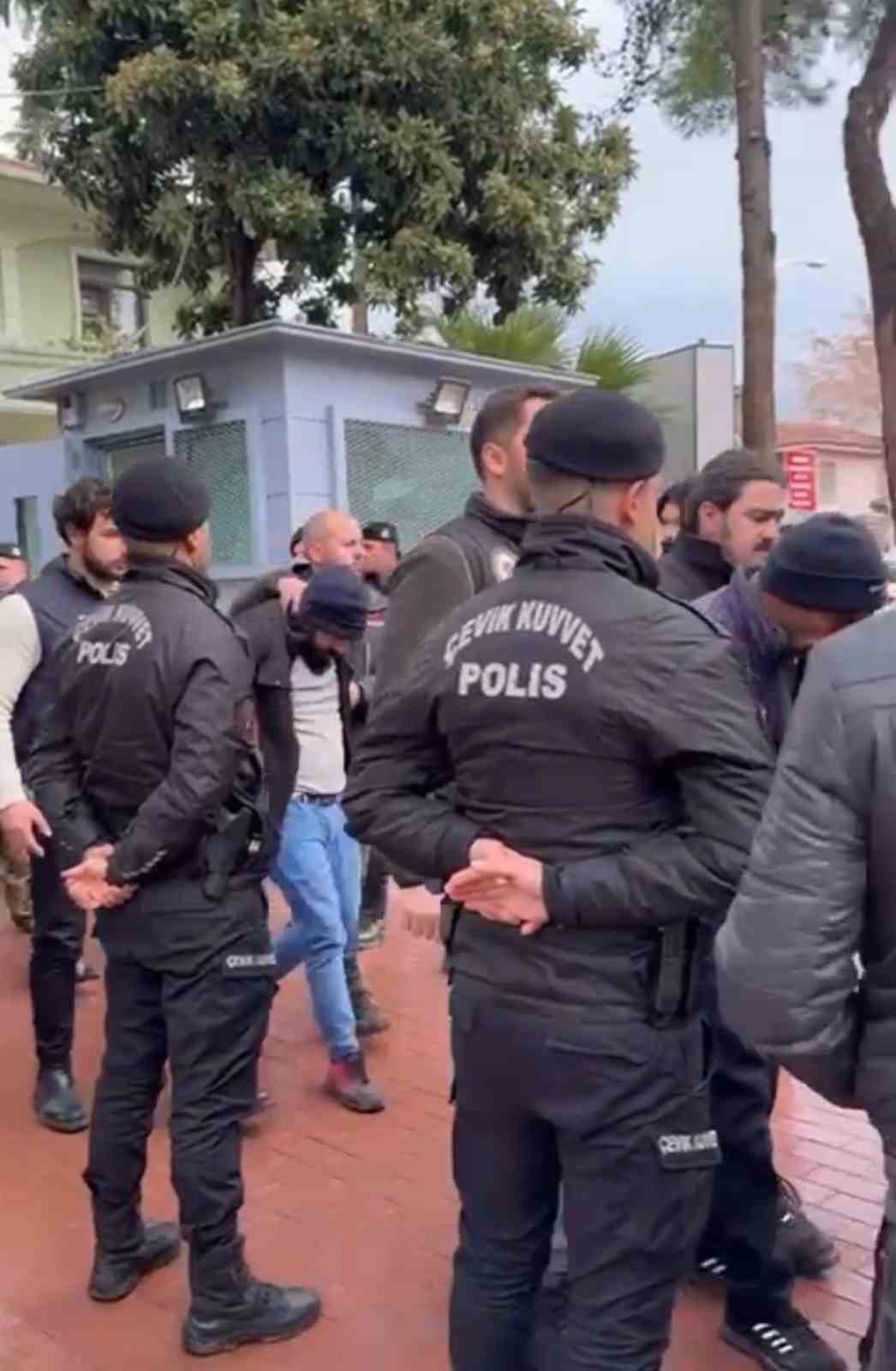 Bursa&rsquo;da küme evlerine operasyon : 6 şüpheli yakalandı 1 polis memuru yaralandı