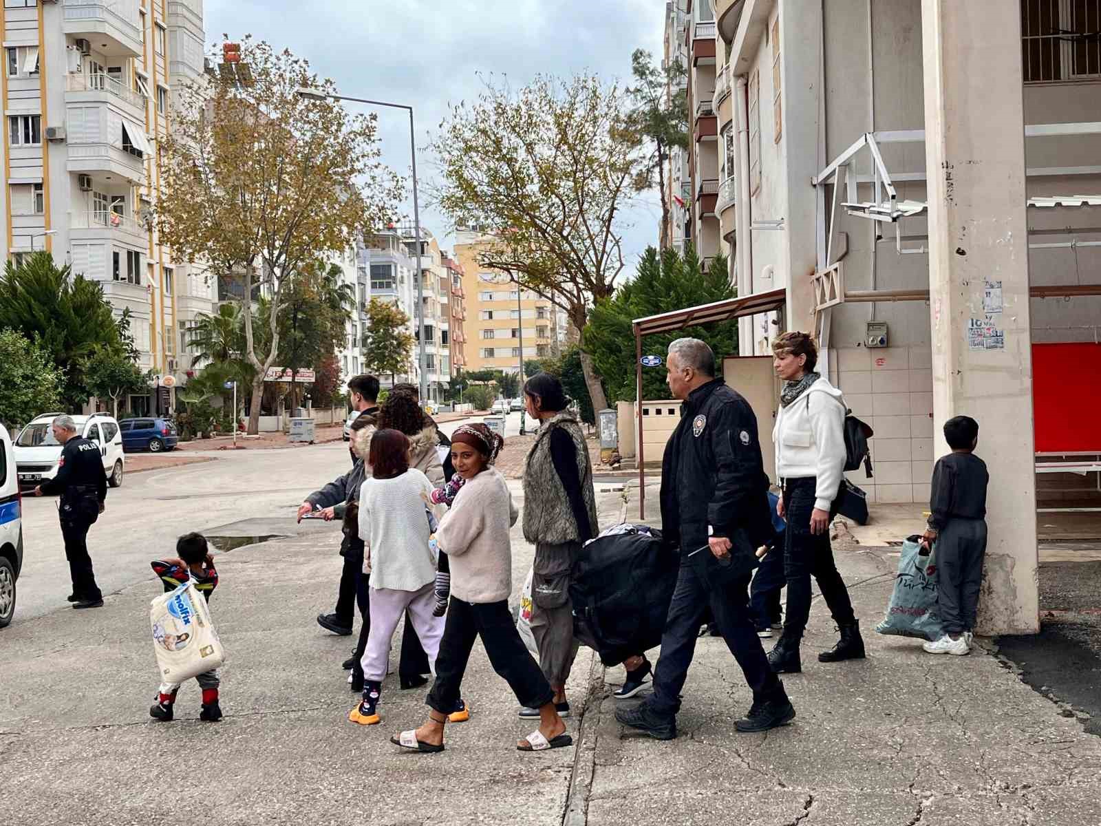 Pazar yerini mesken tuttu, polis müdahale edince öfkesini aracından çıkardı