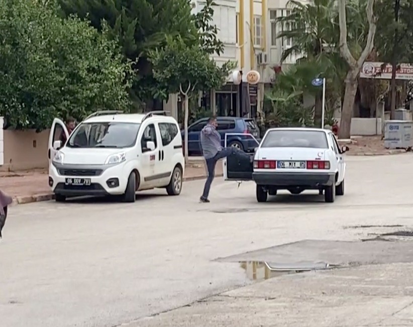 Pazar yerini mesken tuttu, polis müdahale edince öfkesini aracından çıkardı
