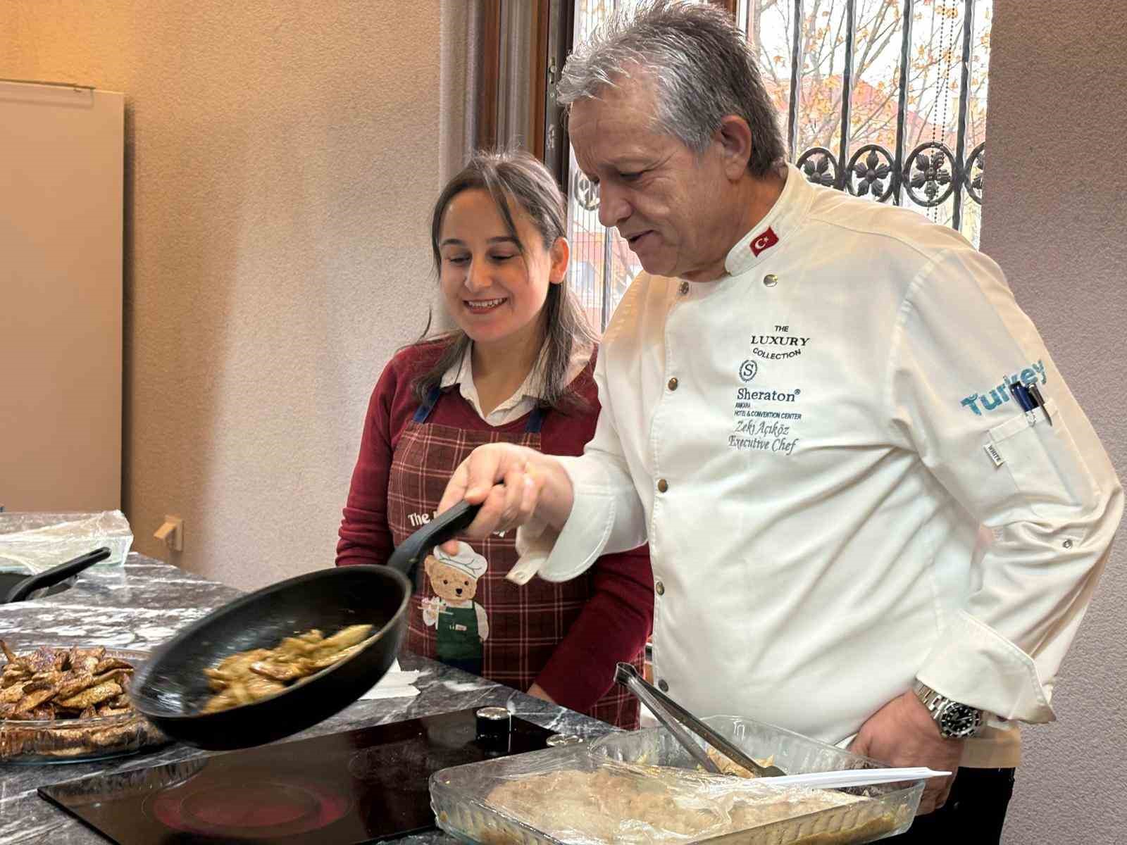 “Liderlerin Şefi” Zeki Açıköz Gastro Sincan’da kursiyerlerle mutfağa girdi
