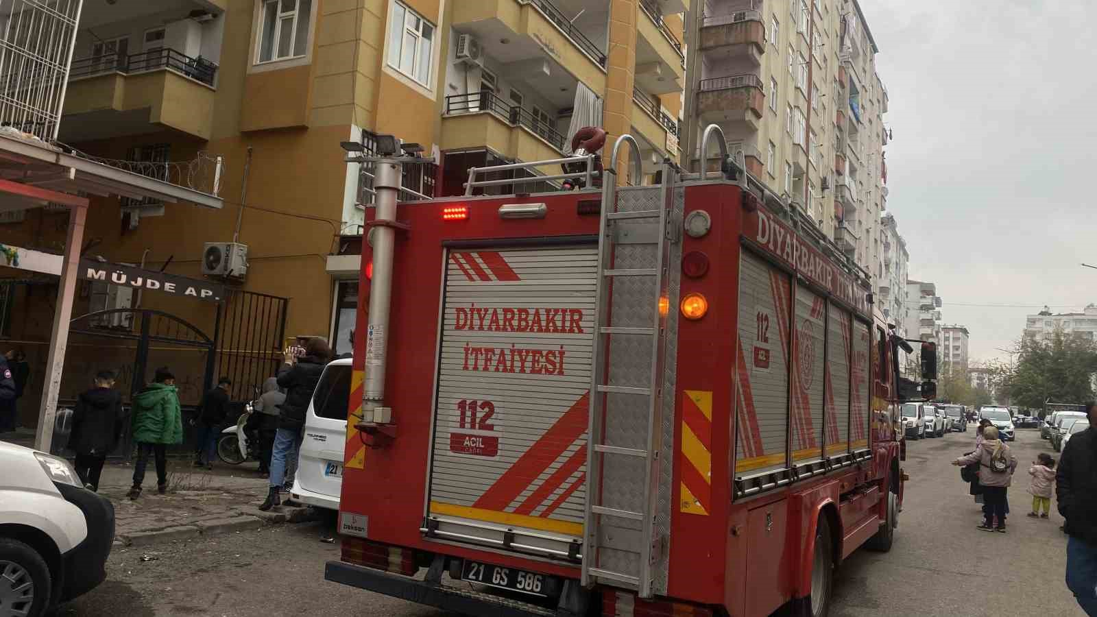 Diyarbakır’da banyoda yakılan soba ev yangına neden oldu