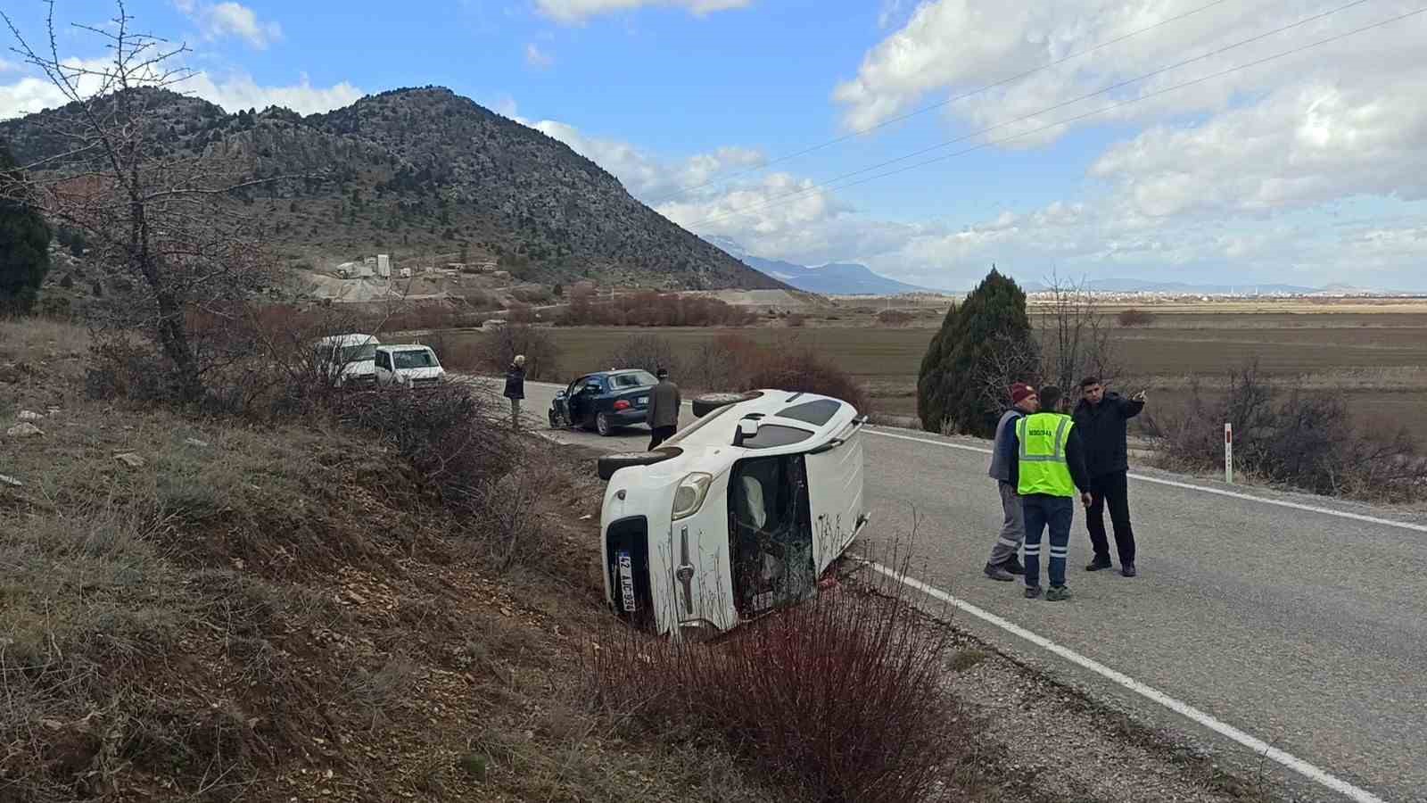 Konya’da hafif ticari araç otomobille çarpıştı: 1 yaralı