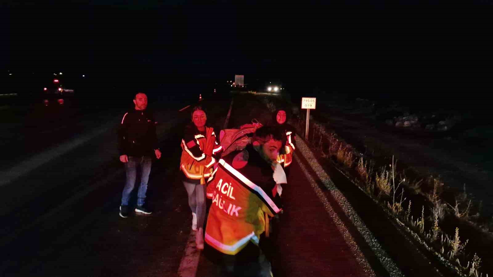 Pirin&ccedil; y&uuml;kl&uuml; tır şarampole devrildi: Kabinde sıkışan yaralılar i&ccedil;in ekipler seferber oldu 