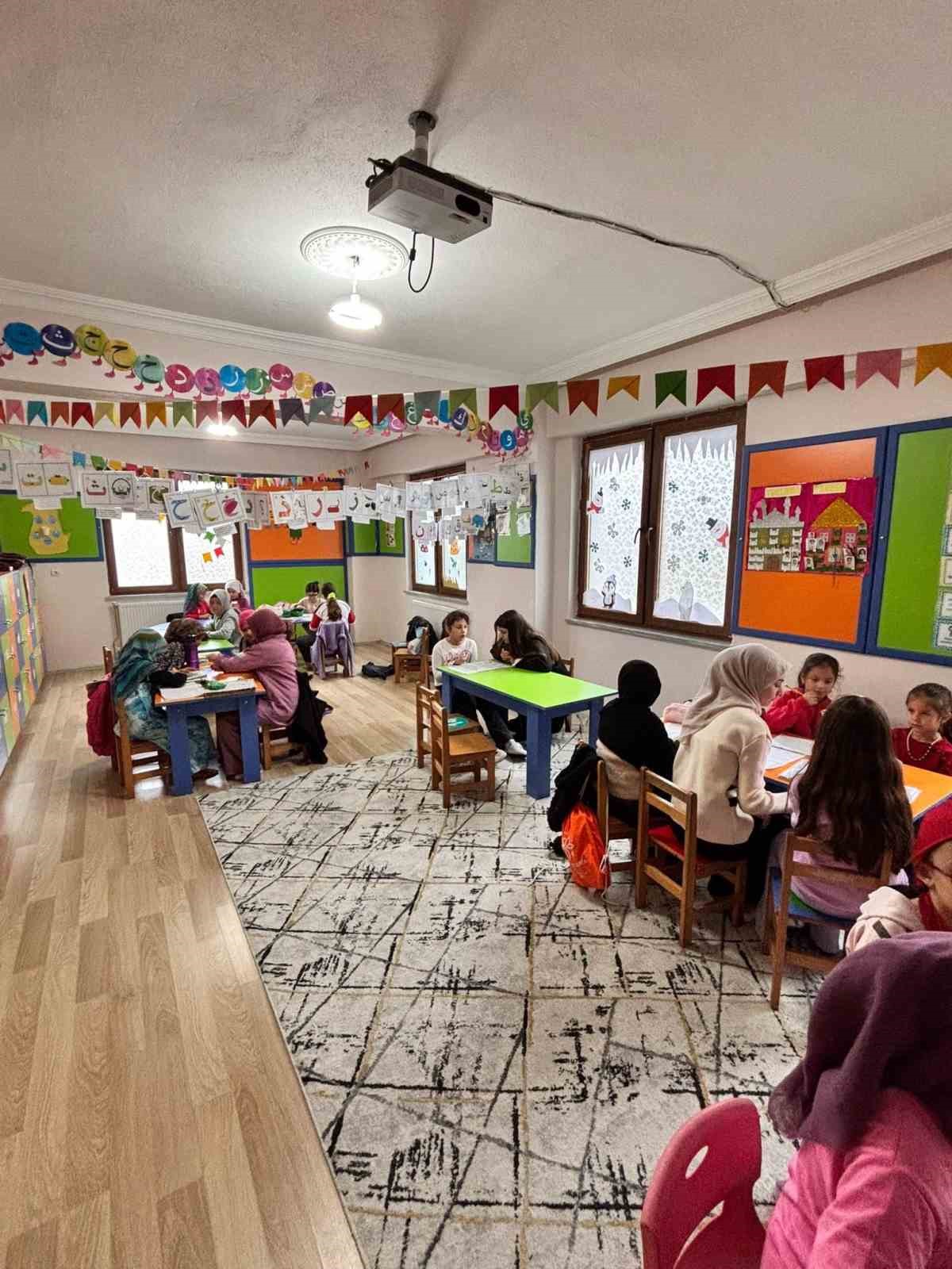 Gediz&rsquo;de gen&ccedil; g&ouml;n&uuml;ller &ccedil;ocuk g&ouml;n&uuml;llerle buluşuyor
