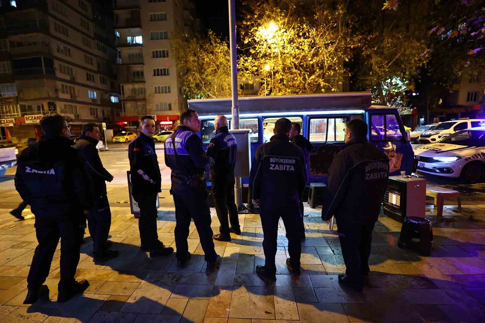 Denizli’de zabıtadan seyyar satıcılara gıda operasyonu