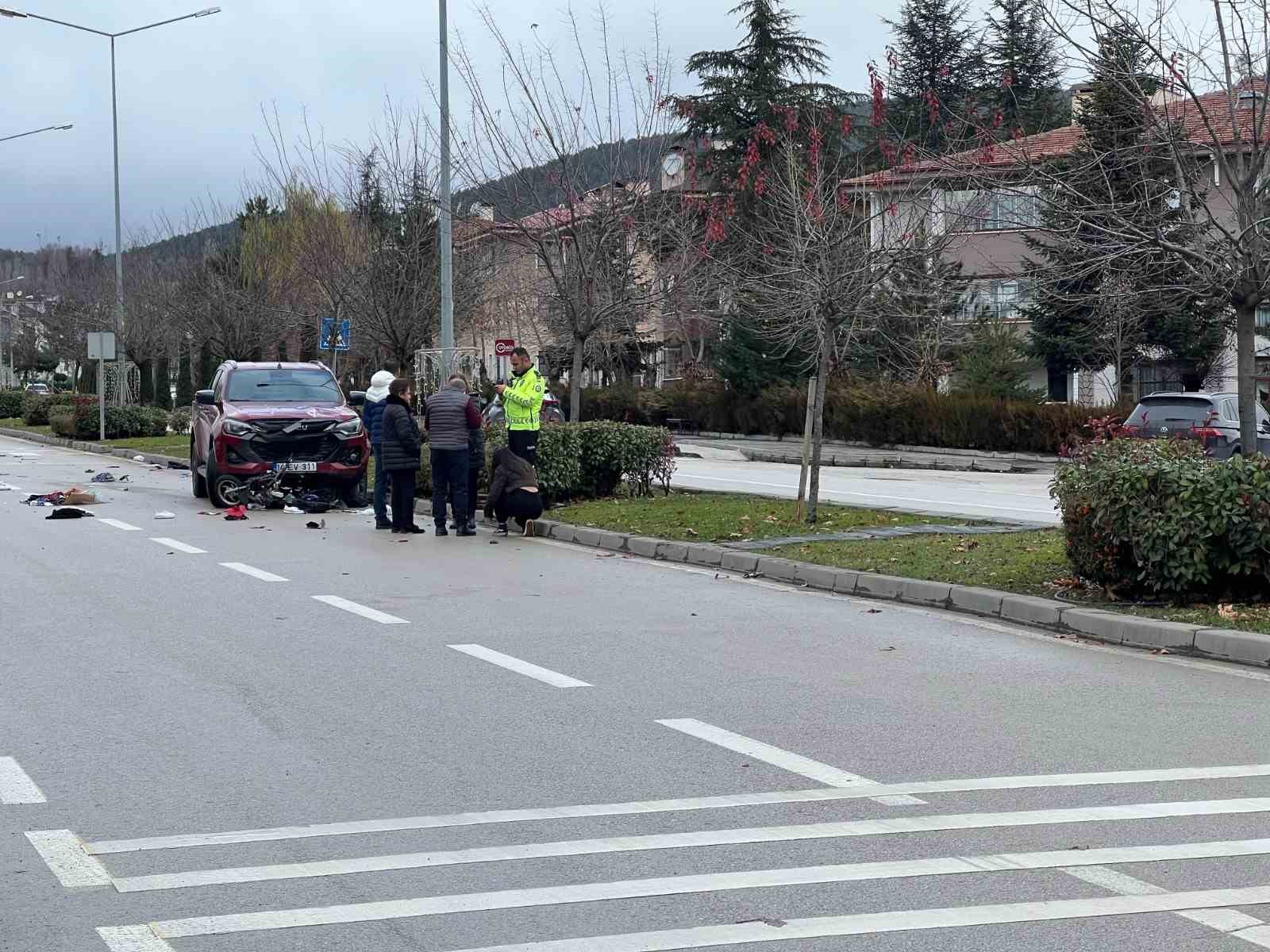 Yaya ge&ccedil;idinden ge&ccedil;meye &ccedil;alışan motosiklete, pikap &ccedil;arptı: 1 yaralı
