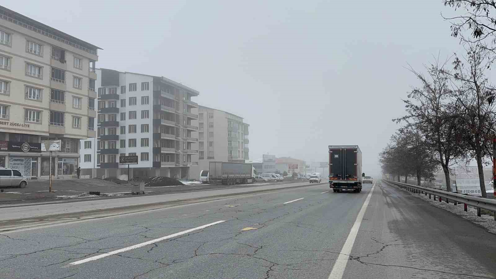 Bitlis&rsquo;te yoğun sis ve buzlanma
