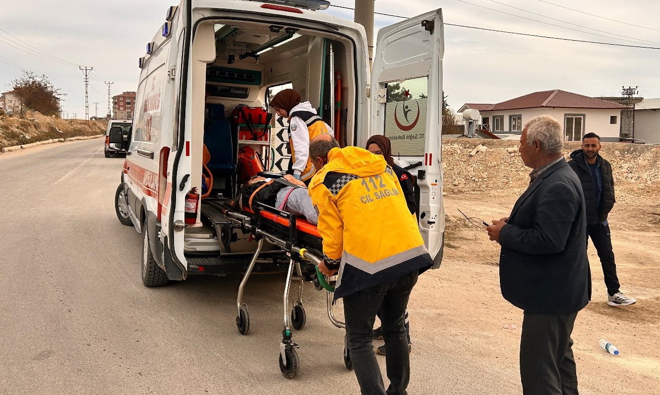 Besni&rsquo;de iki otomobil &ccedil;arpıştı: 2 yaralı
