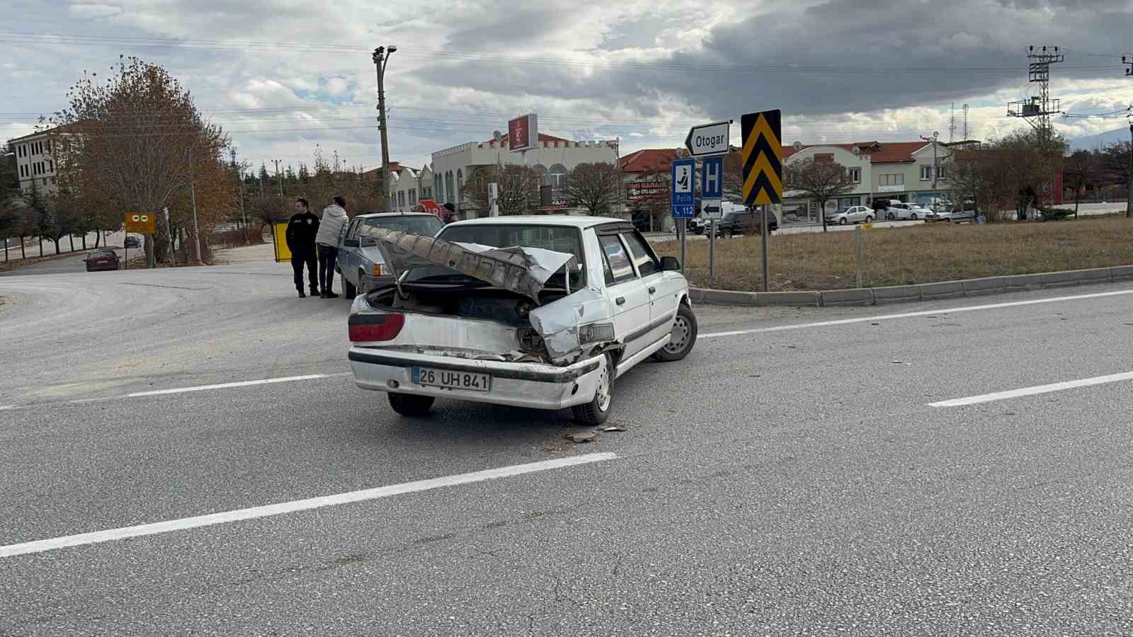 Otomobillerin hurdaya d&ouml;nd&uuml;ğ&uuml; kazada şans eseri 1 kişi yaralandı
